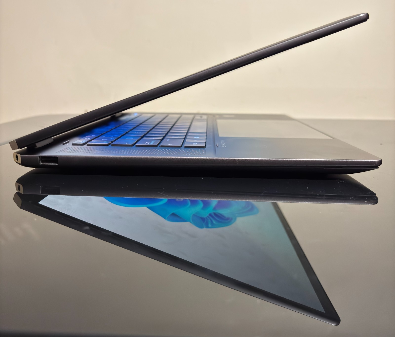 Like New | HP Spectre x360 16″, Ultra 7, 32GB RAM, 1TB SSD, OLED Touchscreen