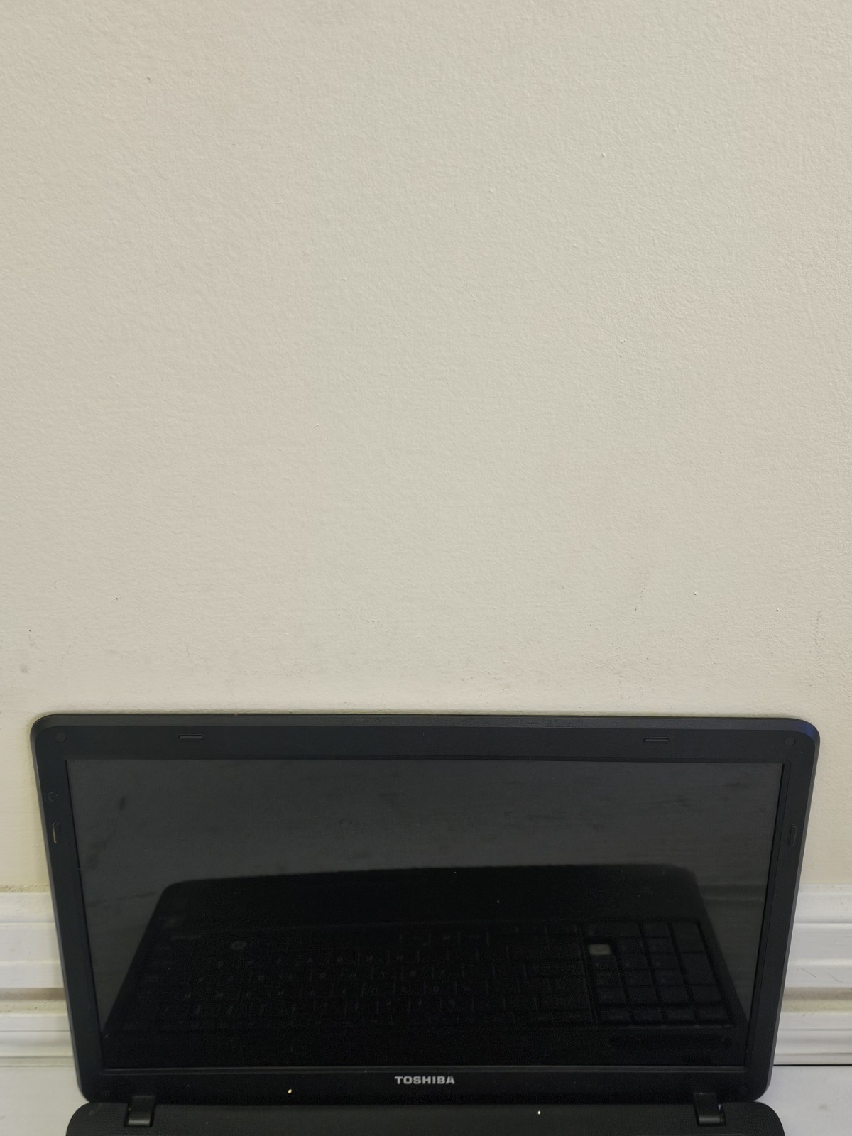Toshiba Satellite C655D-S5133 Laptop – AMD E-240 – 2GB RAM – Parts/Repair – Read