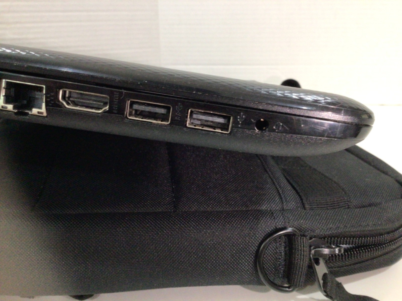 HP 15-af131dx Notebook AMD A6-5200 APU 4GB 500GB with Adapter & HP Soft Case
