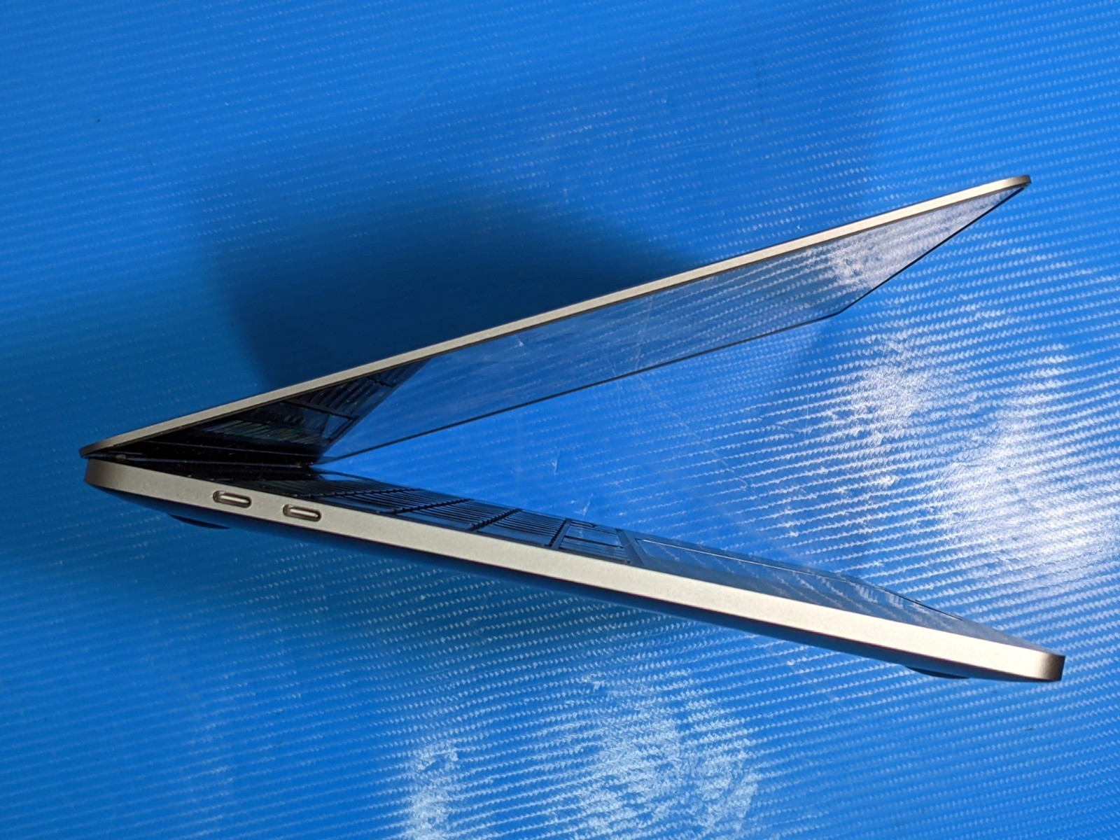 Apple MacBook Pro (2020) 13.3″ A2338 M1 8CPU/8GPU 3.2GHz 8GB 256GB MYDA2LL/A +PA