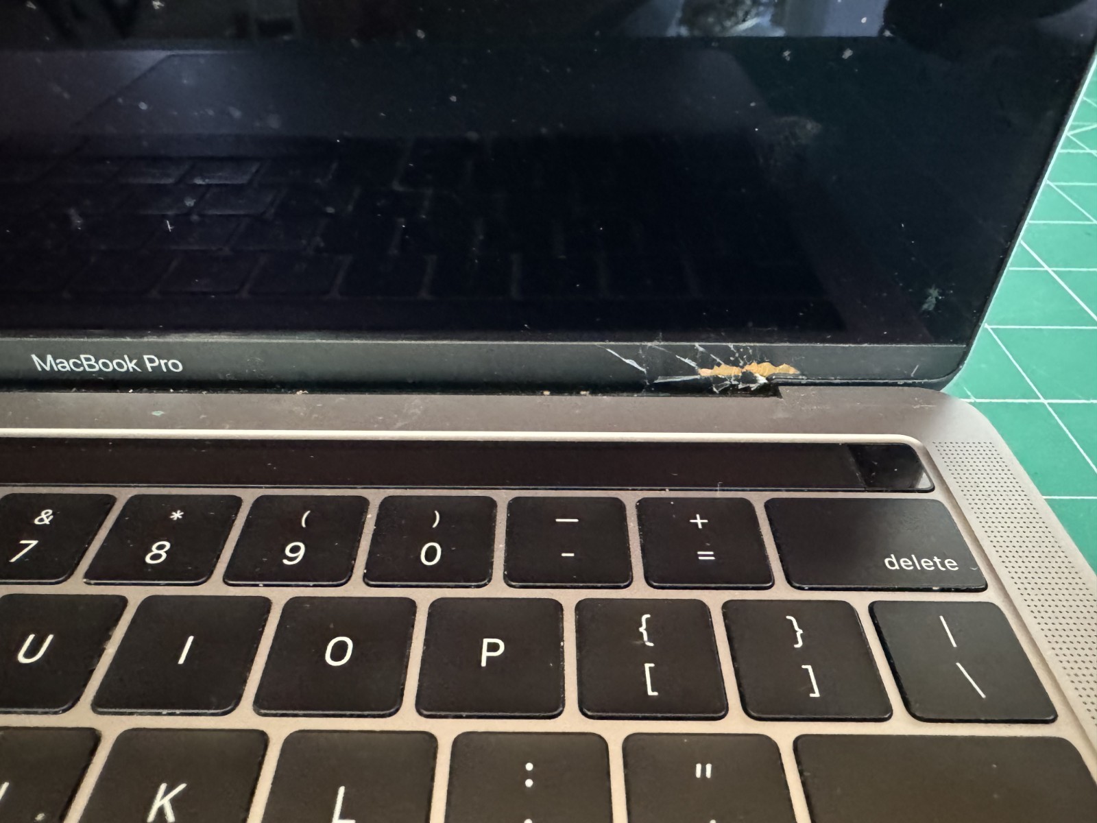 APPLE MACBOOK PRO A1989 WON’T TURN ON FOR PARTS AS-IS SEE PHOTOS