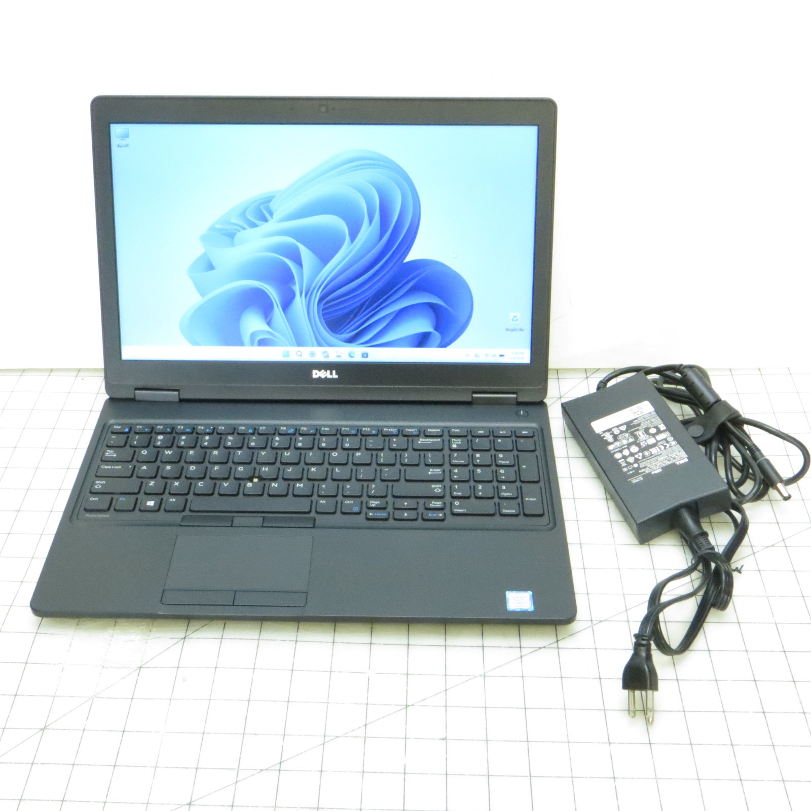 Dell Precision 3520 Intel i7 8GB RAM 256GB SSD 15.6″ Windows 11 Pro Laptop PC