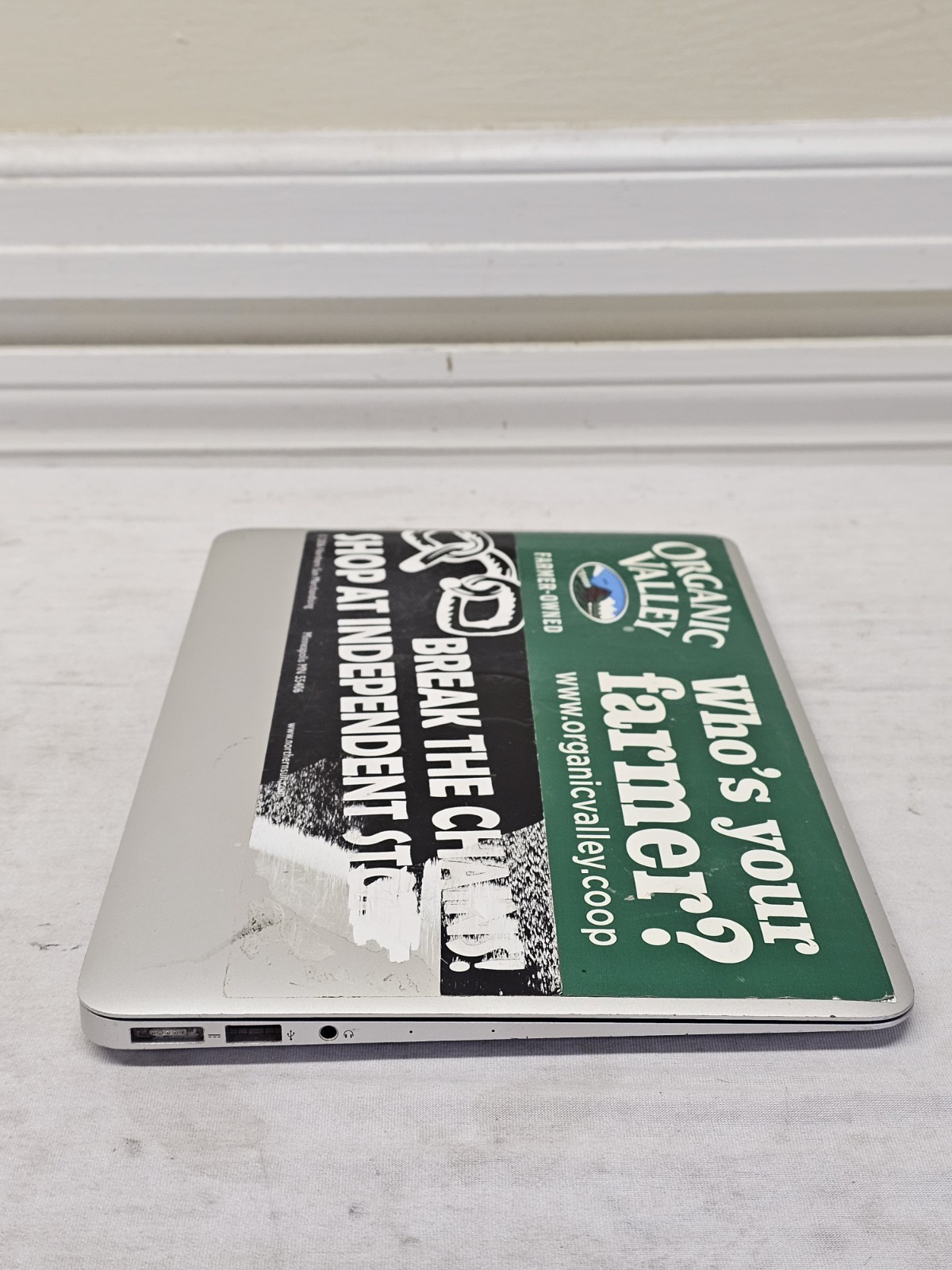 Apple MacBook Air A1465 2013 Laptop – i5-4250u – 4GB RAM – 128GB SSD- NO OS READ
