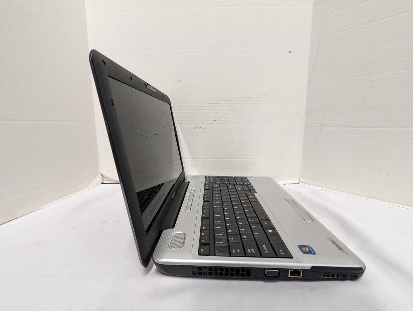 Toshiba Satellite L505-ES5033 15″ laptop intel i3 M330 2.13GHZ 4gb ram no hdd