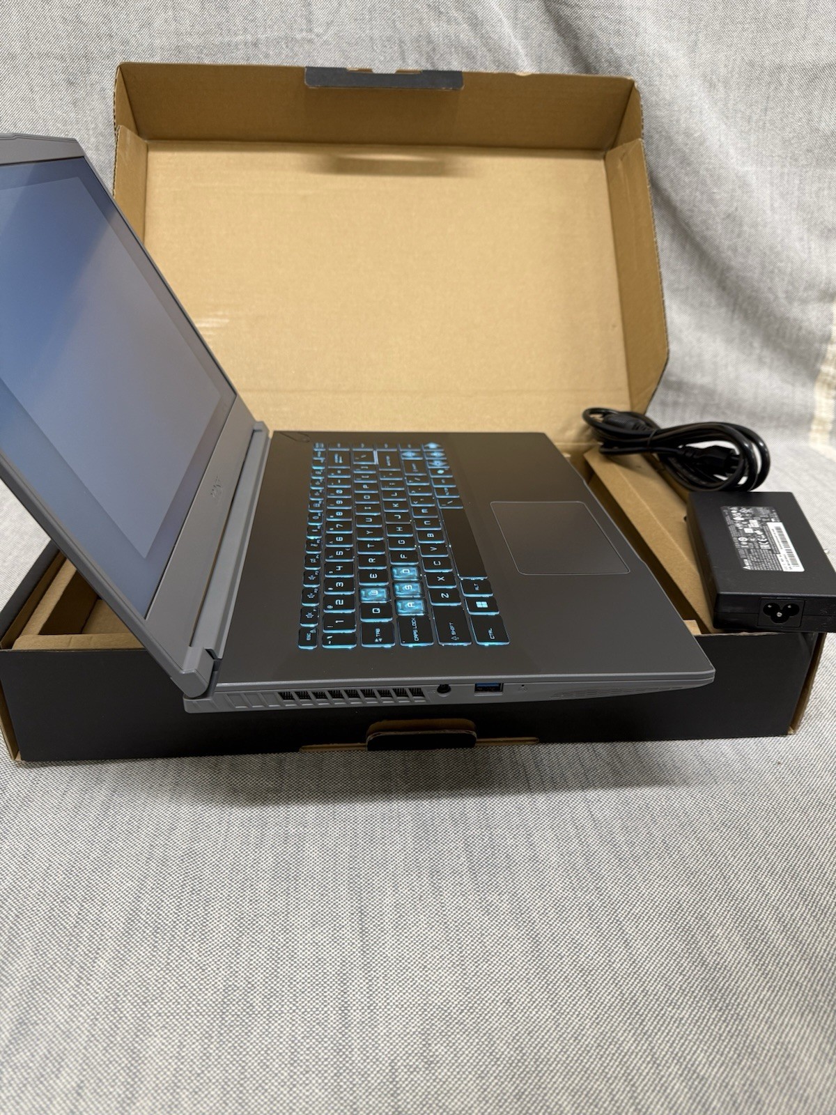 MSI Thin 15 B13UC-1000US 15.6″ FHD Gaming Intel i5-13420H 16GB 1TB RTX3050 Win11