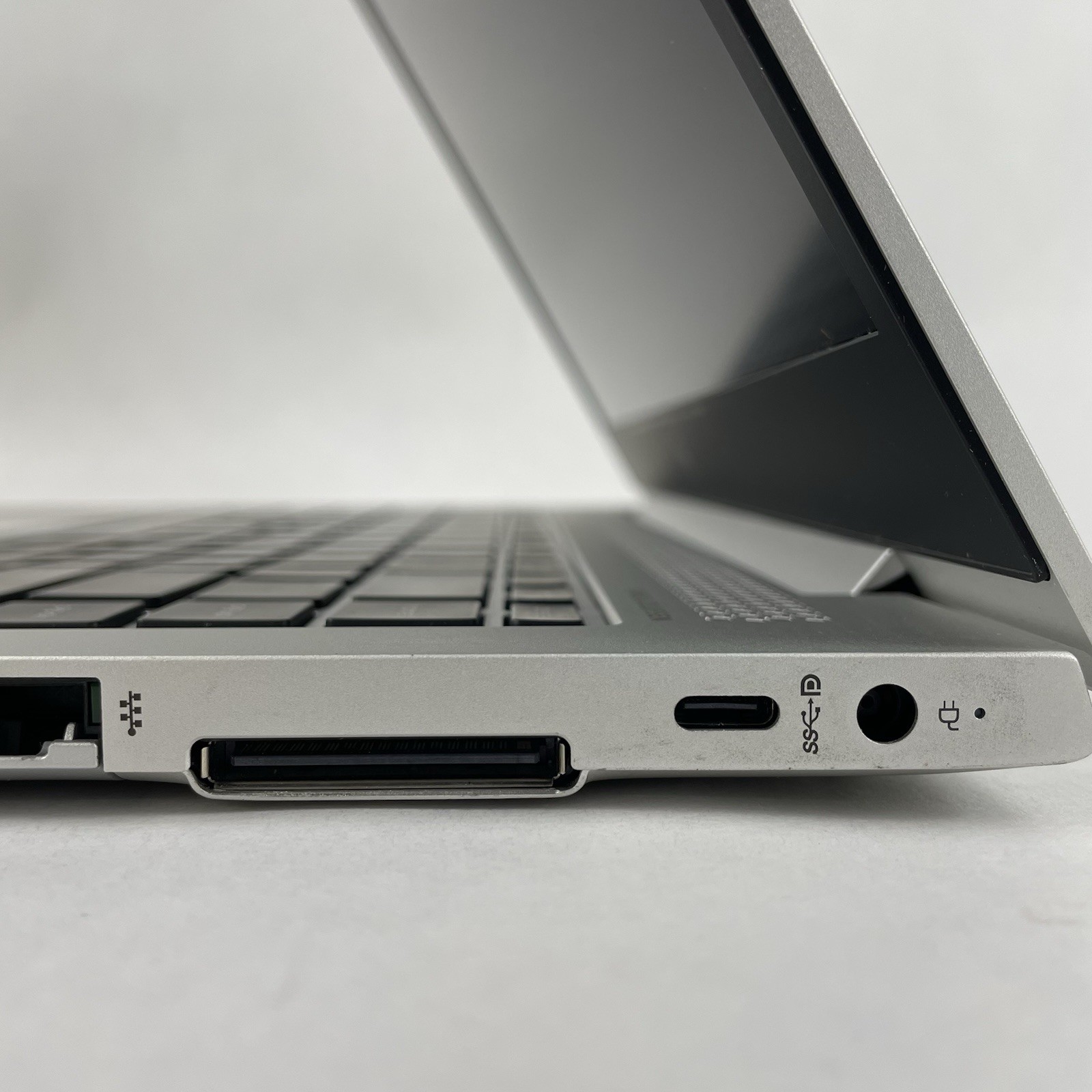 HP mt45 14″ Ryzen 3 Pro 3300U 2.10 GHz 8 GB RAM No SSD/OS/AC – Tilted Key