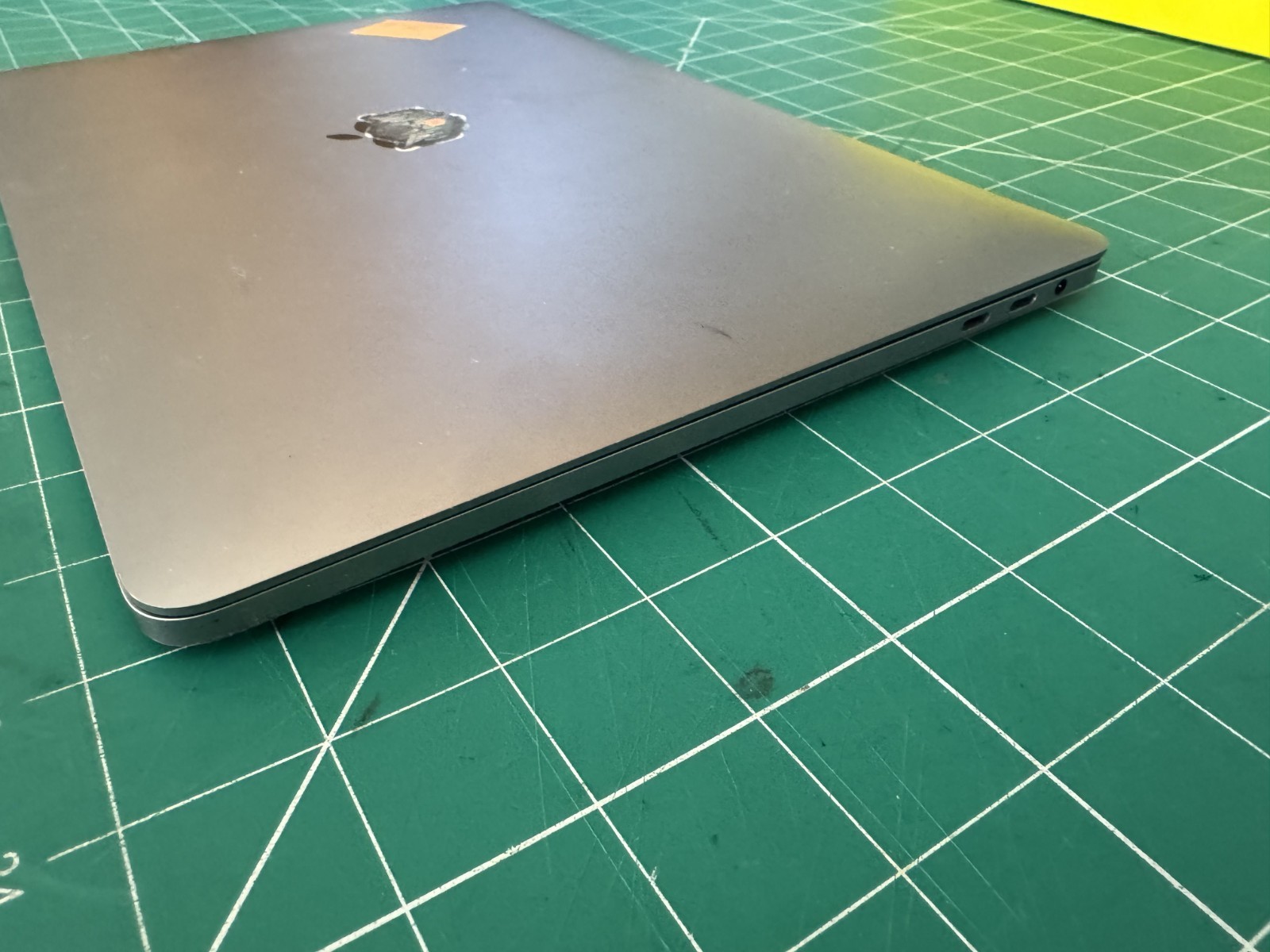APPLE MACBOOK PRO A1989 WON’T TURN ON FOR PARTS AS-IS SEE PHOTOS