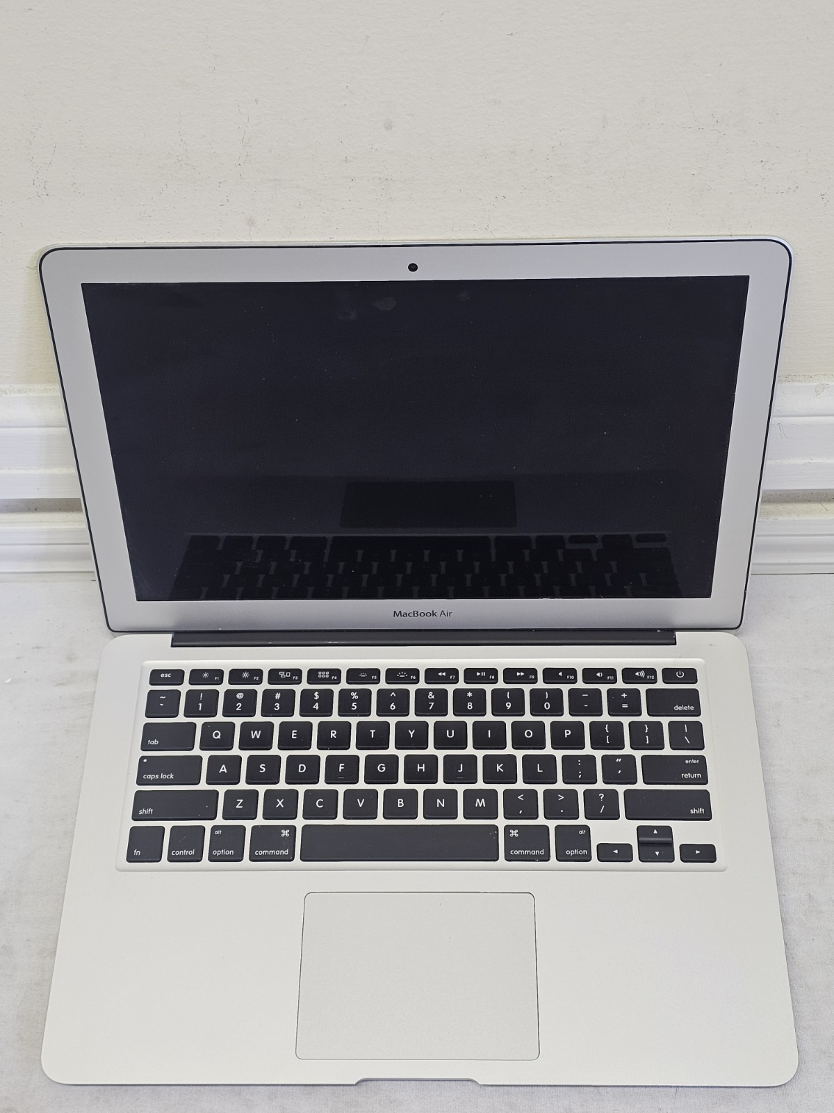 Apple MacBook Air A1466 Laptop – i5-4250u – 4GB RAM – 128GB SSD – NO OS – READ