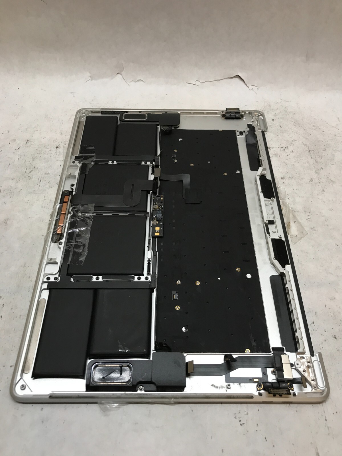 Apple MacBook Pro Touch/2018 A1990 Palmrest NO MOTHERBOARD For Parts/Repair- -DW