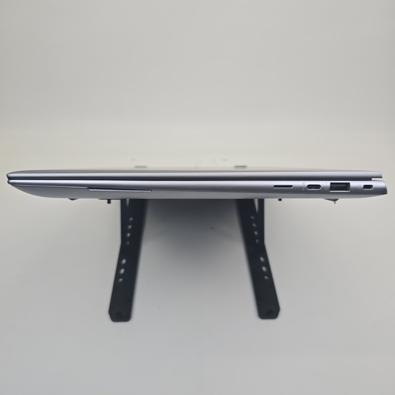 HP ZBook Studio 16″ G10 I7-13800H 16GB 512 SSD RTX 3000 Ada 8GB NO OS/AC BAD LCD