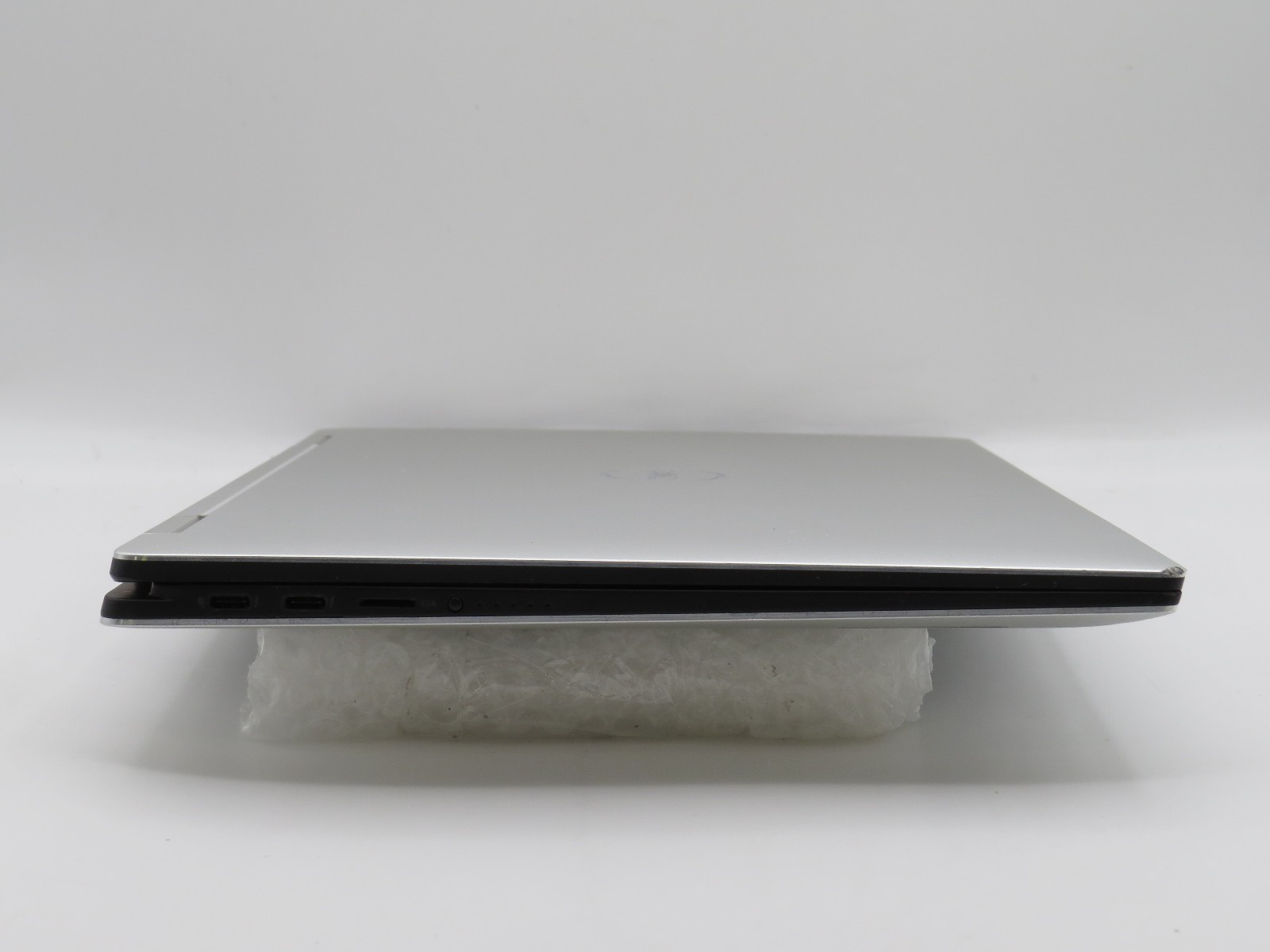 Dell XPS 15 9575 | i7-8705G @ 3.1GHz | 16GB DDR4 | 256GB m2 | 15.6″ | No OS/AC