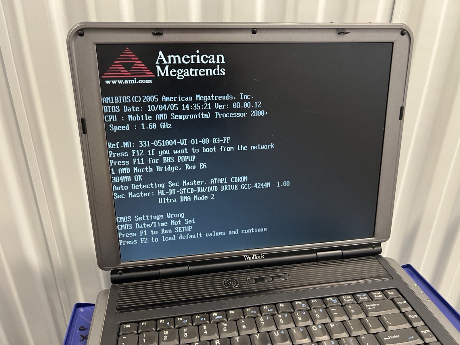 Winbook 331 Laptop 15.4″ Notebook (AMD Turion 64 X2) Laptop Vintage iBook / prop