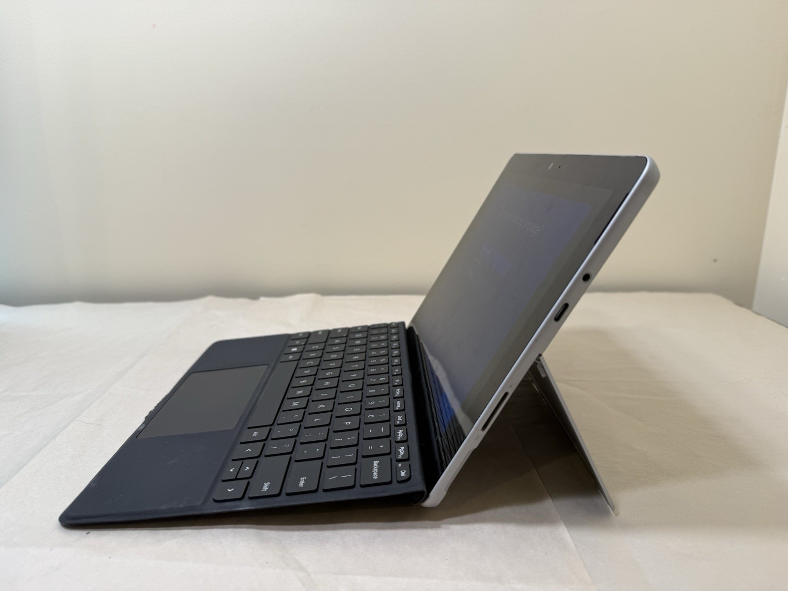 Microsoft Surface GO Tablet + Keyboard 1824 / Pentium 4415Y / 4GB RAM / 64GB SSD