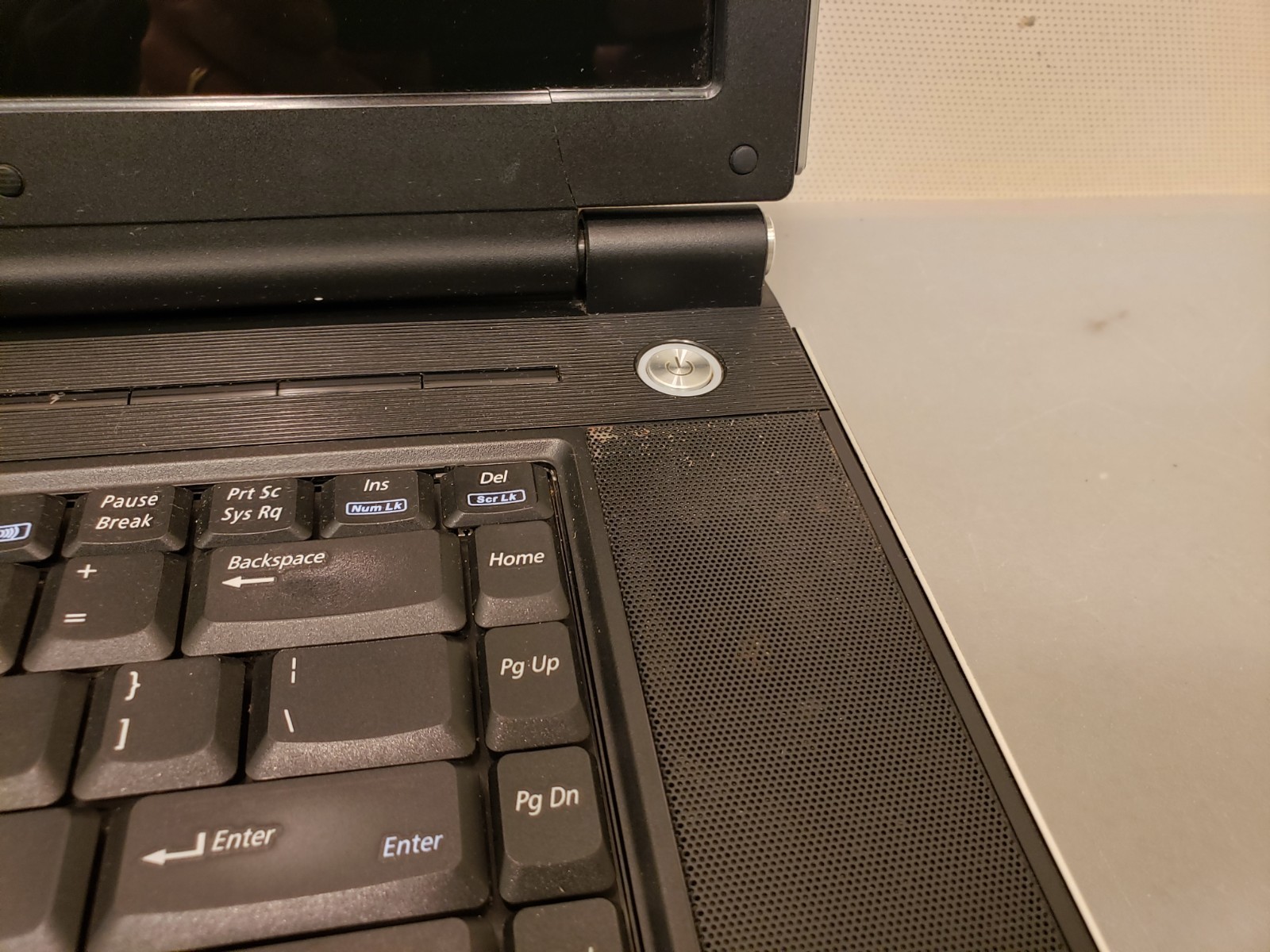 Vintage Asus Spartan Z83V Pentium M 17″ Laptop 2GB 80GB WinXP ATI Radeon