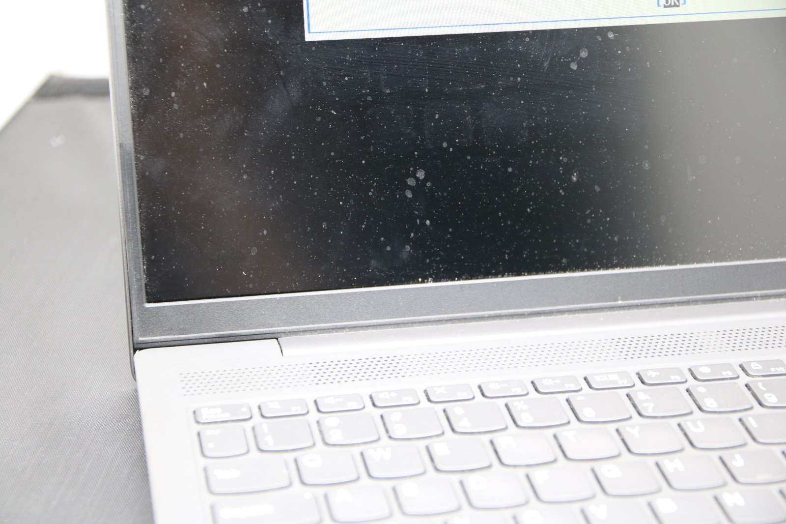 Lenovo IdeaPad 5i 15IIL05 15.6″ – i5-1035G1, No RAM No SSD, Broken Hinge