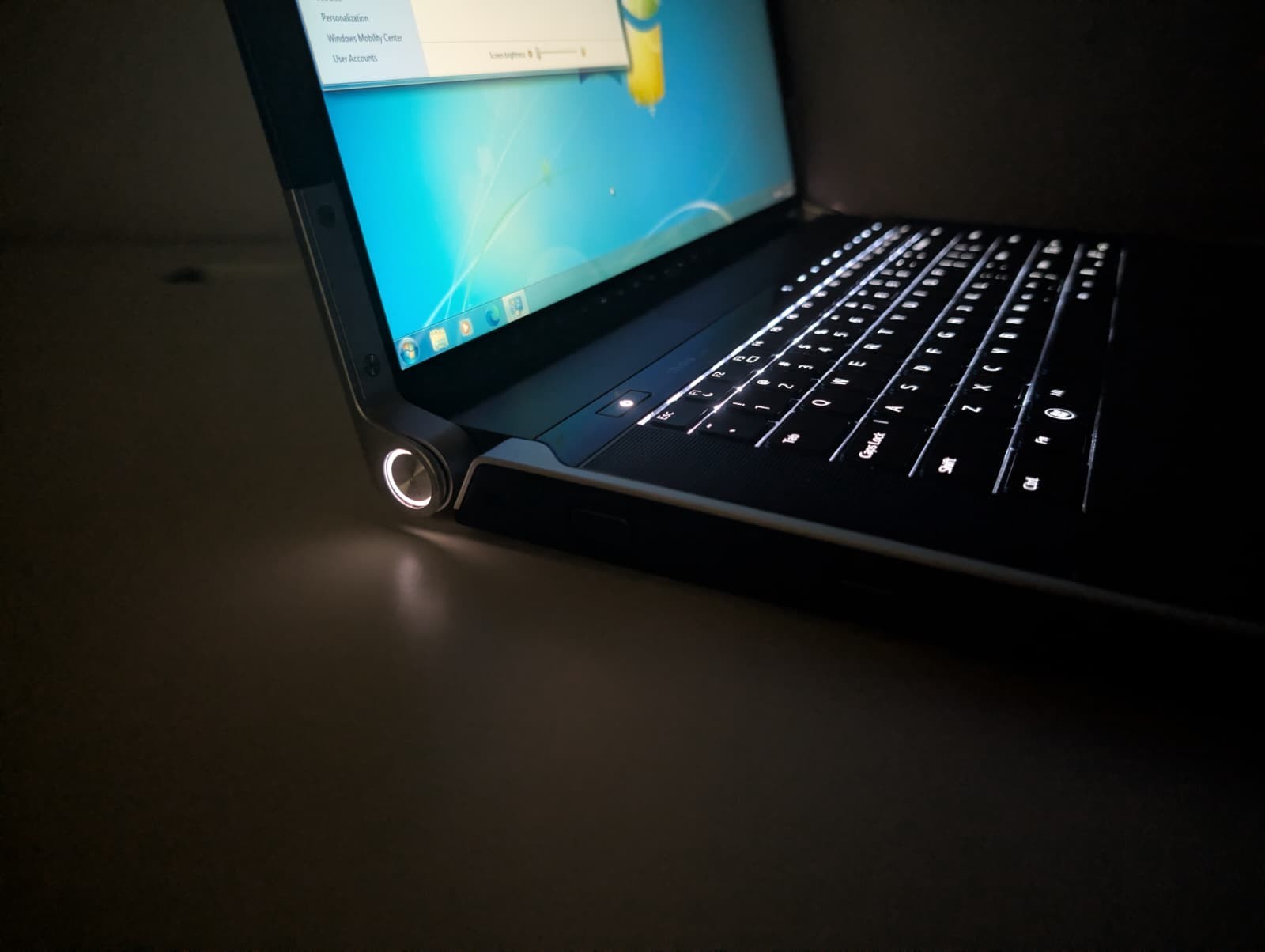 16″ Dell Studio XPS 1640 | C2D P7450 4GB RAM 320GB HD | HD+ AMD Graphics Backlit