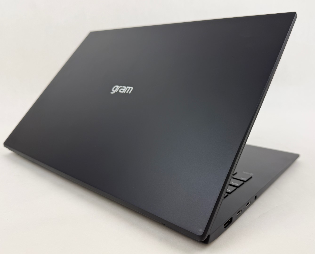LG Gram 17Z90TL 17″ Touch Ultra 7 258V 32GB 2TB SSD W11H Thin Lightweight Laptop