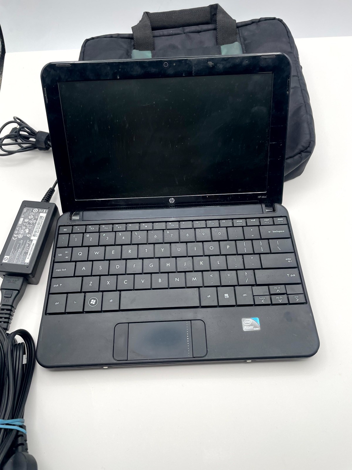 HP Mini 110-1046NR Laptop Black 10.1″ Widescreen Intel Atom with Adapter & Bag