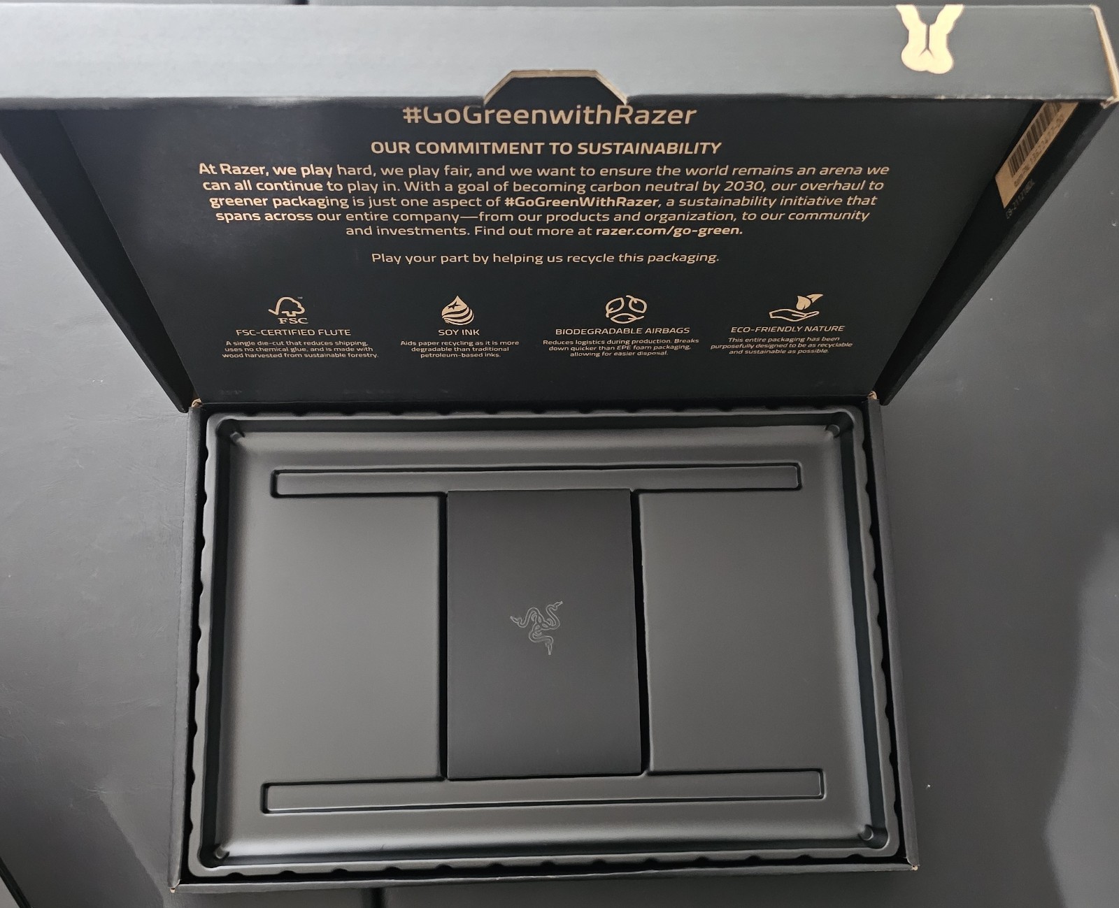 Razer Blade 15.6″ UHD (1TB SSD, Intel Core i7 12th Gen. With Laptop Stand Chroma