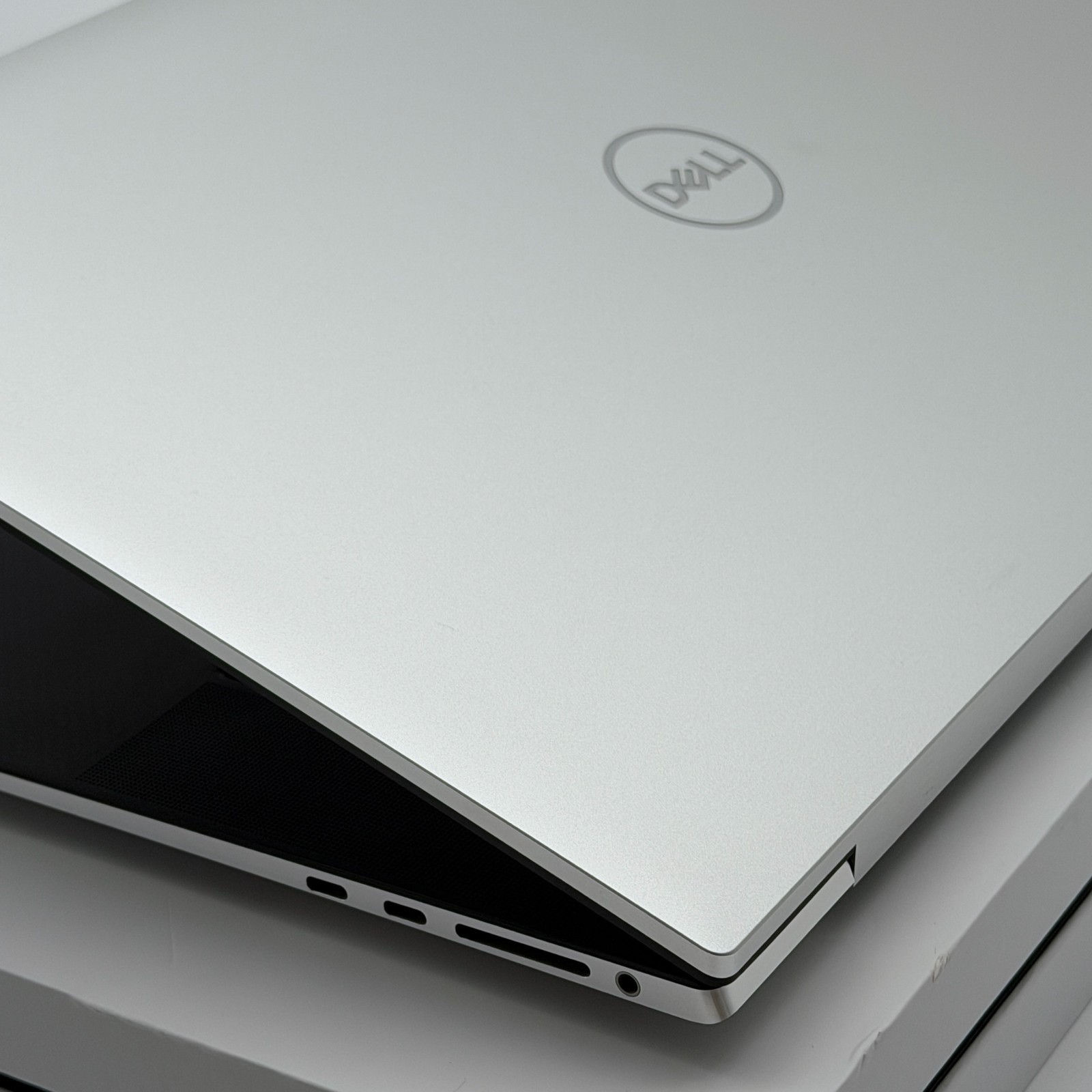 *FAST* Dell XPS 17 – CORE i9 – 64GB RAM – 2TB – NVIDIA RTX 3060 – 4K UHD