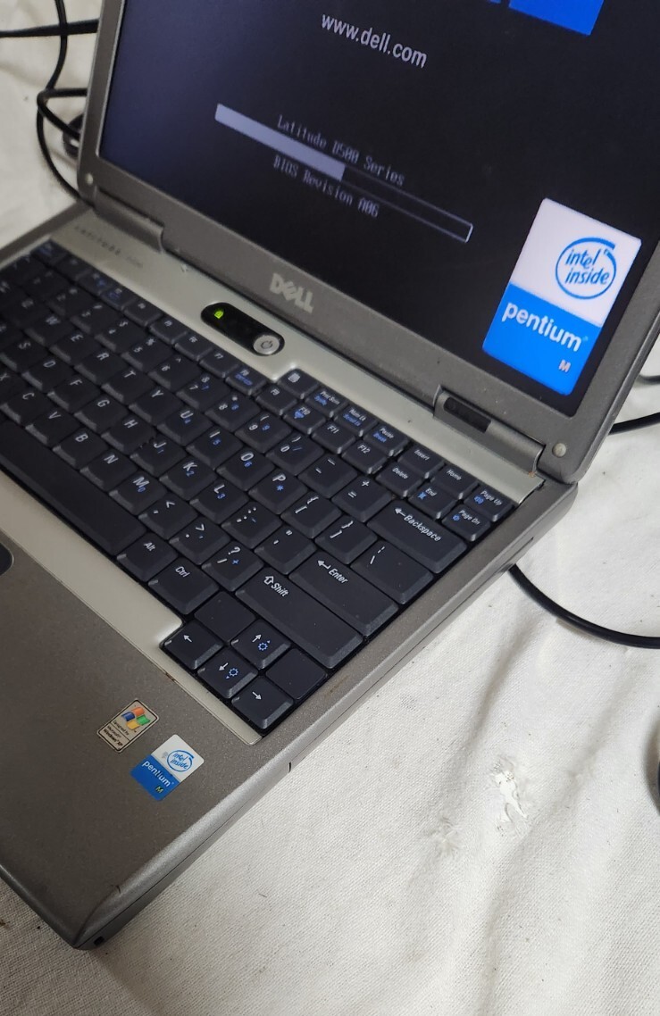 Dell Latitude D500 14 inch PP05L Laptop Powers Up 512MB 266MHZ Pentium M