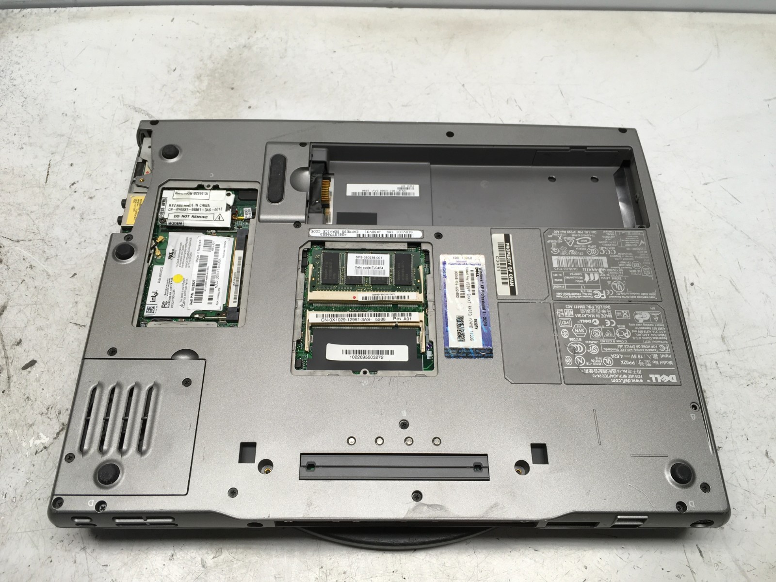 Dell Latitude D800 Intel Pentium M 1.4GHz 256 MB NO HDD