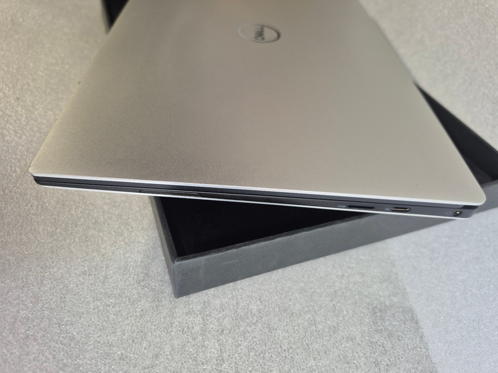 DELL XPS 13 9380 i3-8145U 2.1GHZ RAM 4GB NVME128GB TOUCH SCREEN ,BLUETOOTH, WIFI