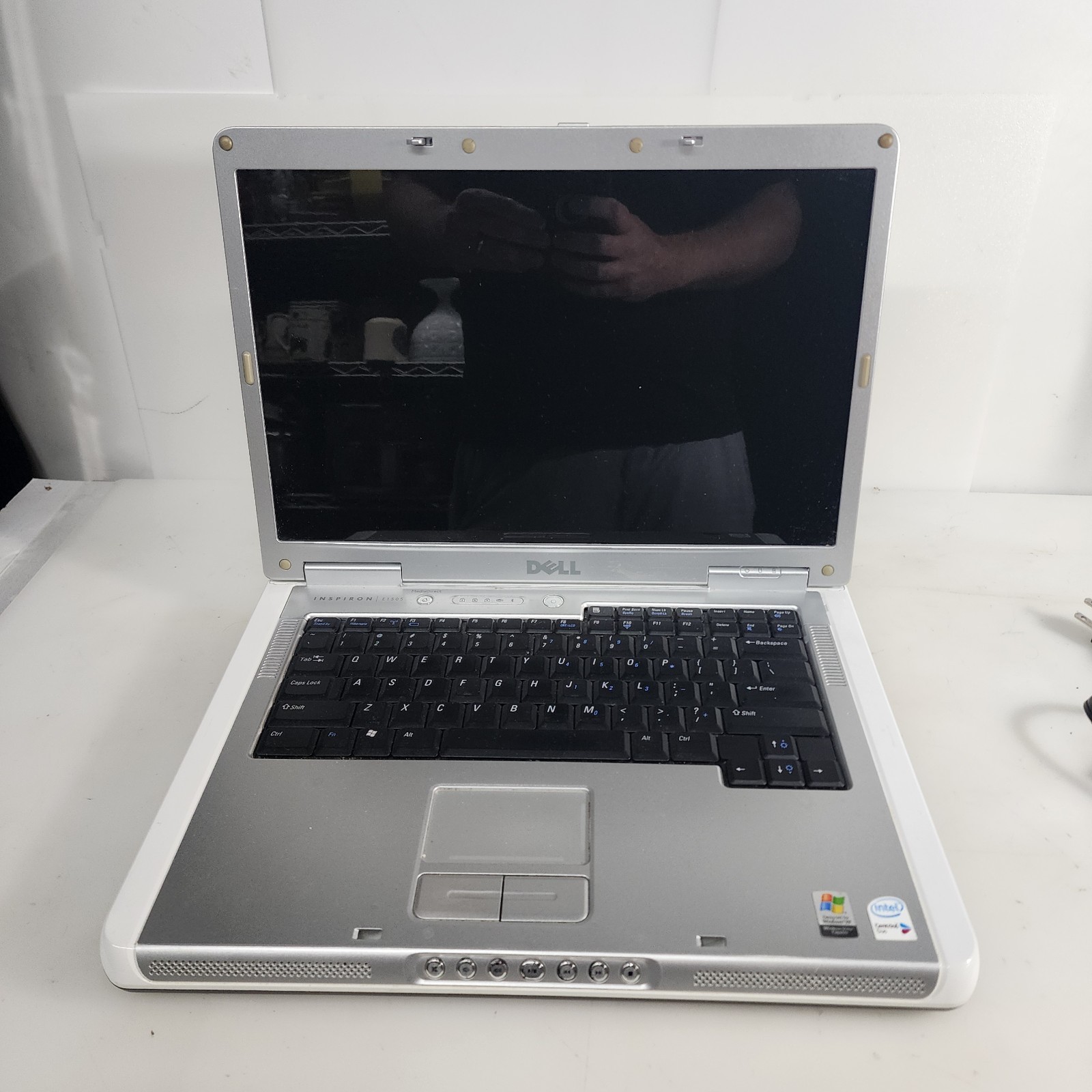 DELL INSPIRON E1505 LAPTOP 1GBRAM SCREEN INTACT W/PwrCord – WORKS