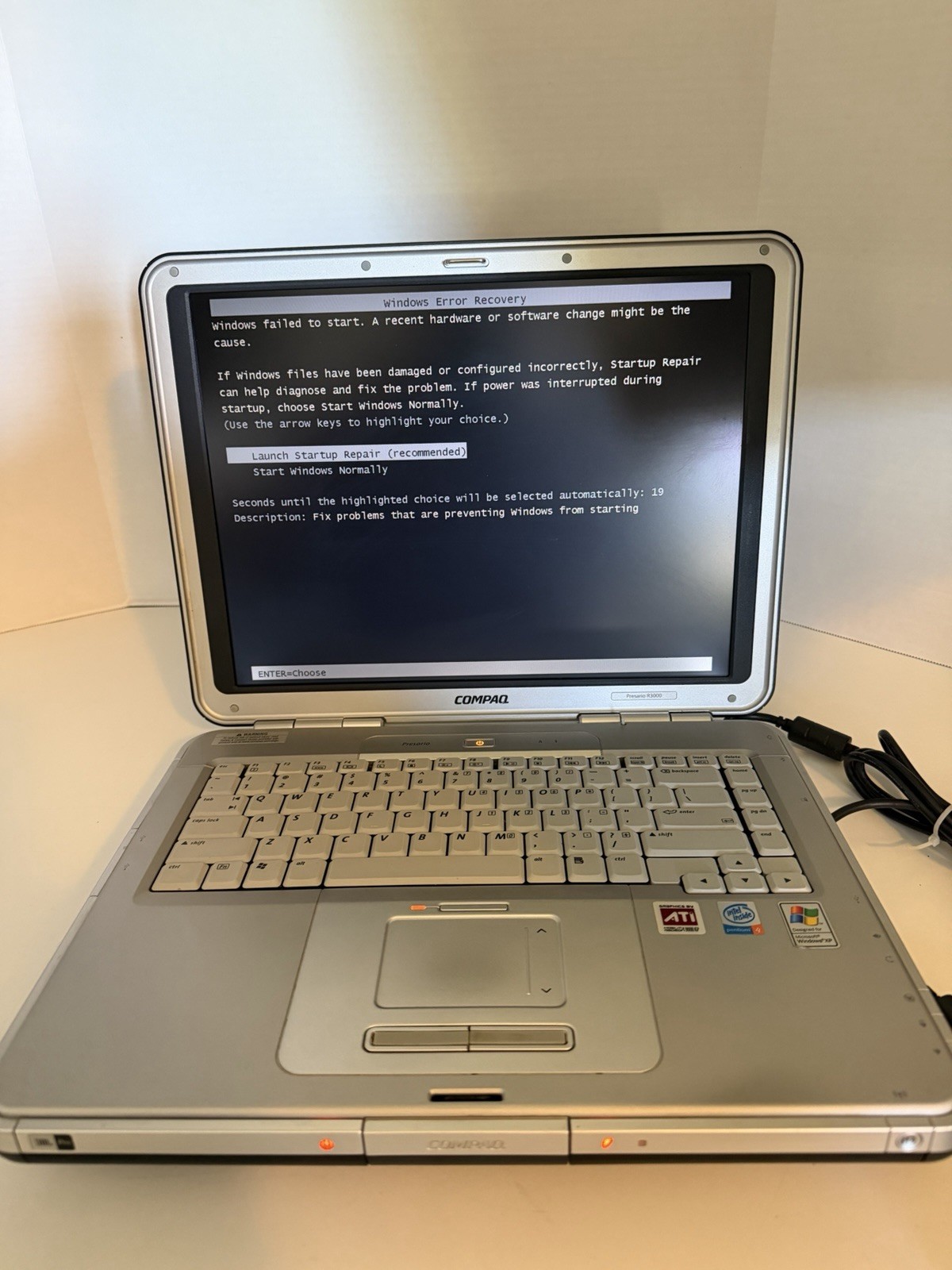 COMPAQ Presario R3000 | Laptop | Windows XP Professional | With power Cord