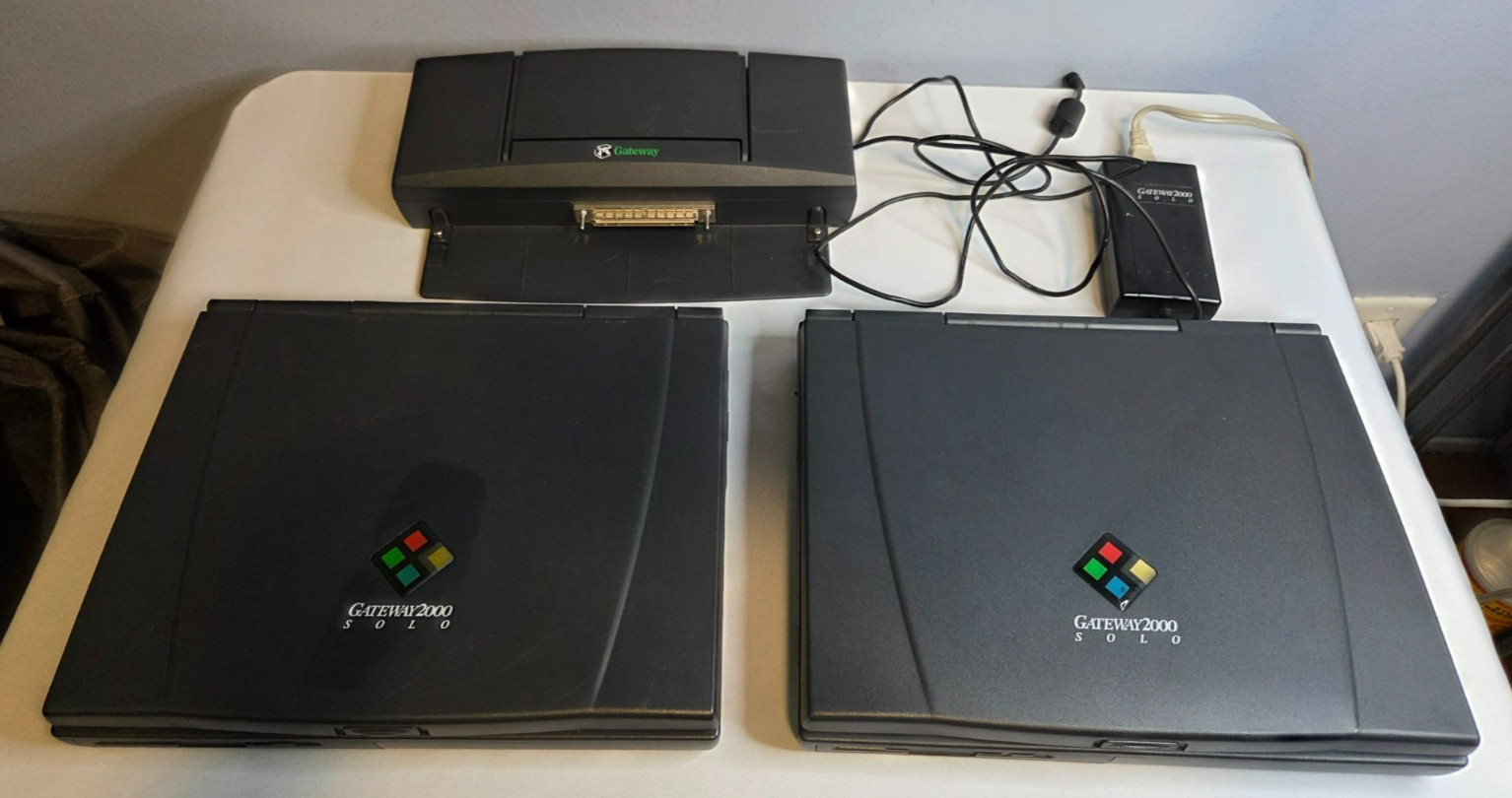 2 Gateway 2000 Solo 2300 Laptops, Power Supply & Dock Terminal READ UNTESTED