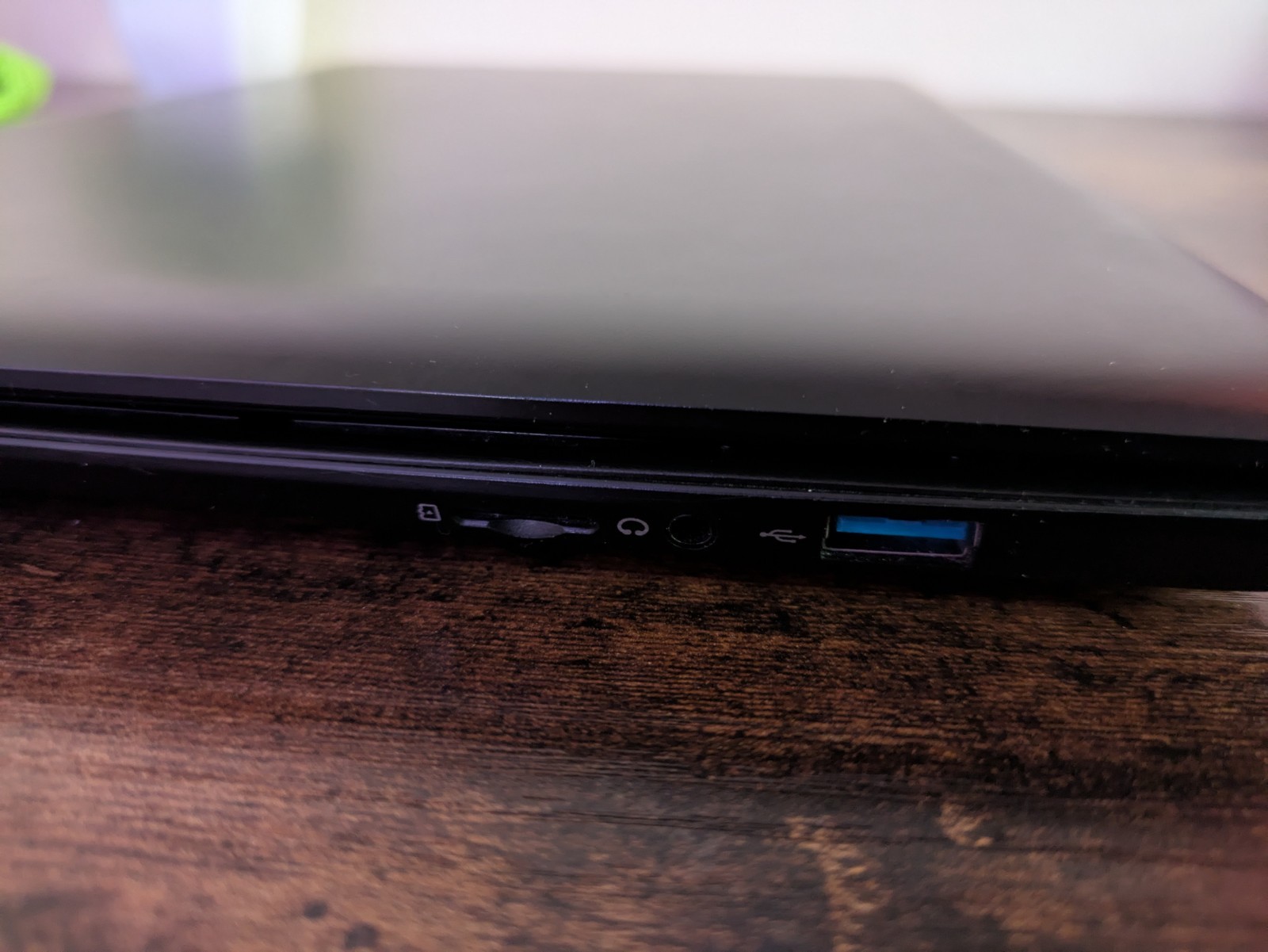 evoo evc156-2 Laptop Intel Core i7-7560U processor, 8GB of RAM, and a 256GB SSD