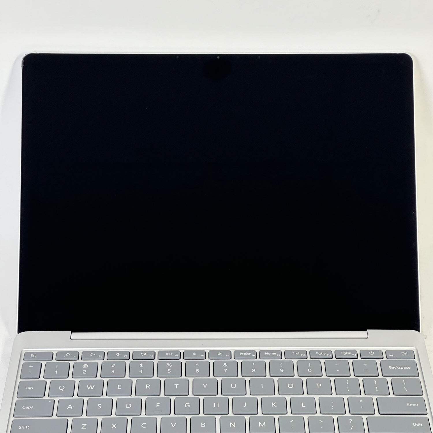 Microsoft Surface Laptop Go 1 1943 12.4″ i5-1035G1 1.0GHz 4GB RAM 64GB SSD