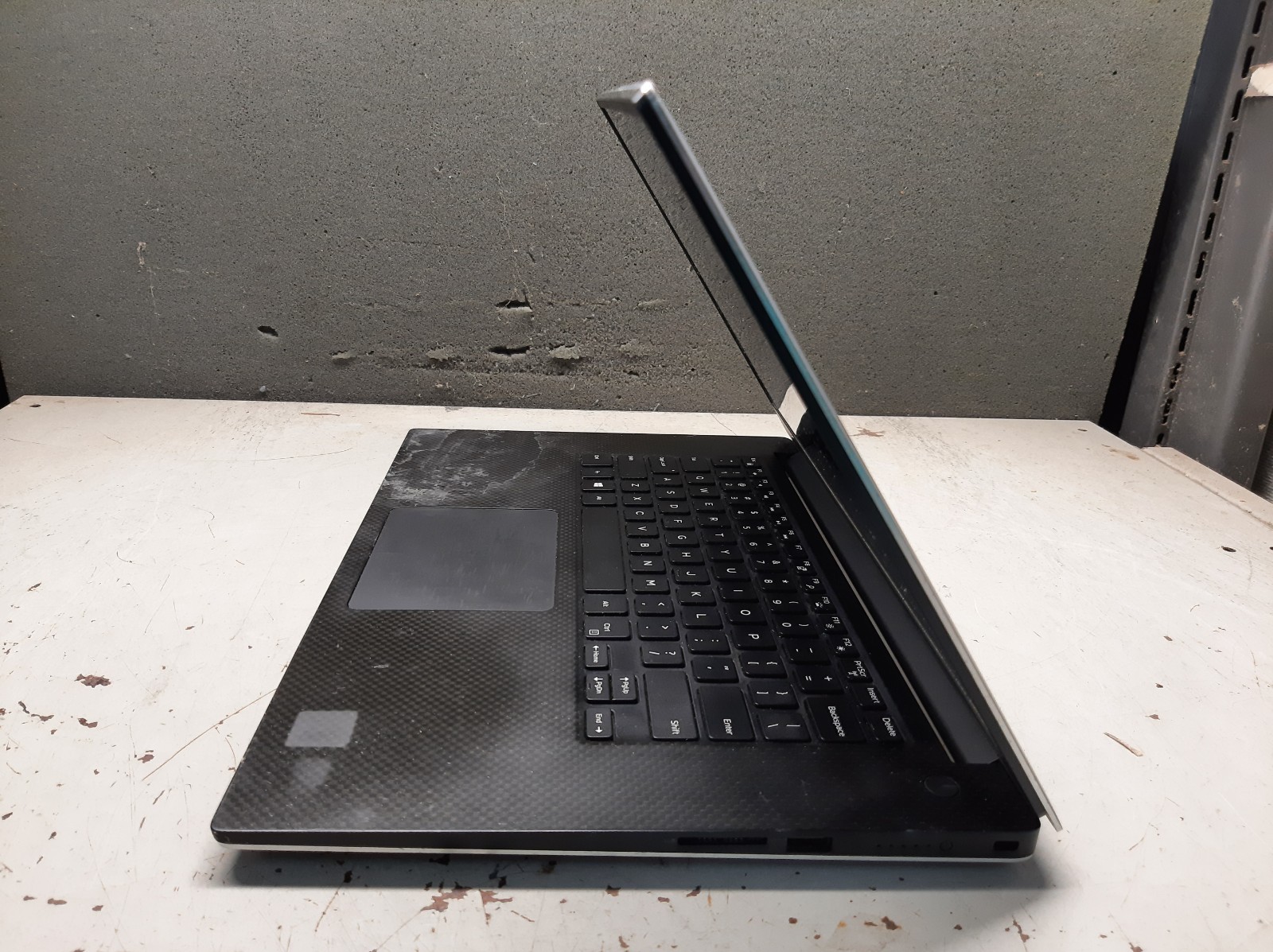 Dell Precision 5520 15.6″ i7-7820HQ 8GB RAM No SSD No OS