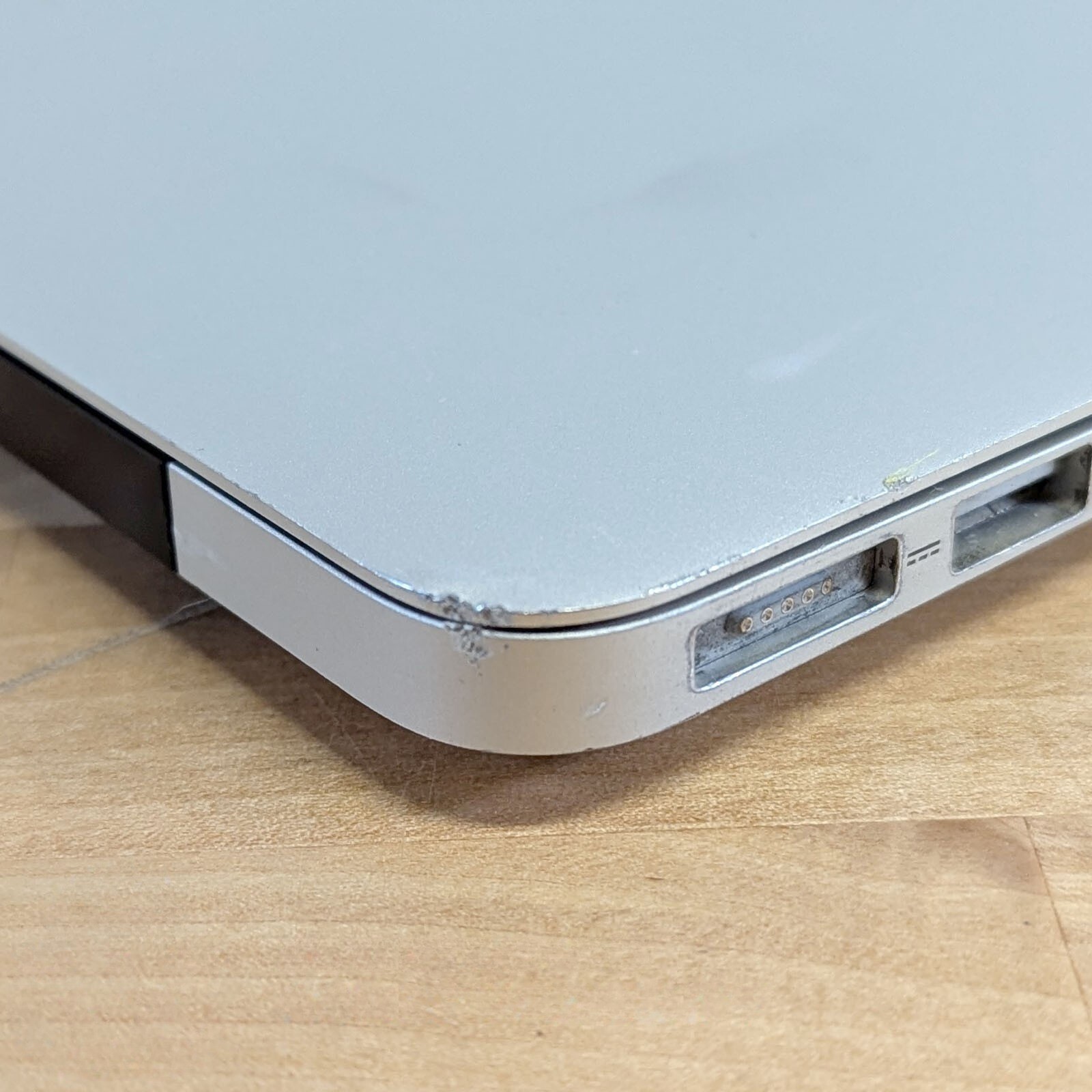 Apple MacBook Air A1466 i5-3427u 1.80GHz 4GB RAM (2012 – No Drive)