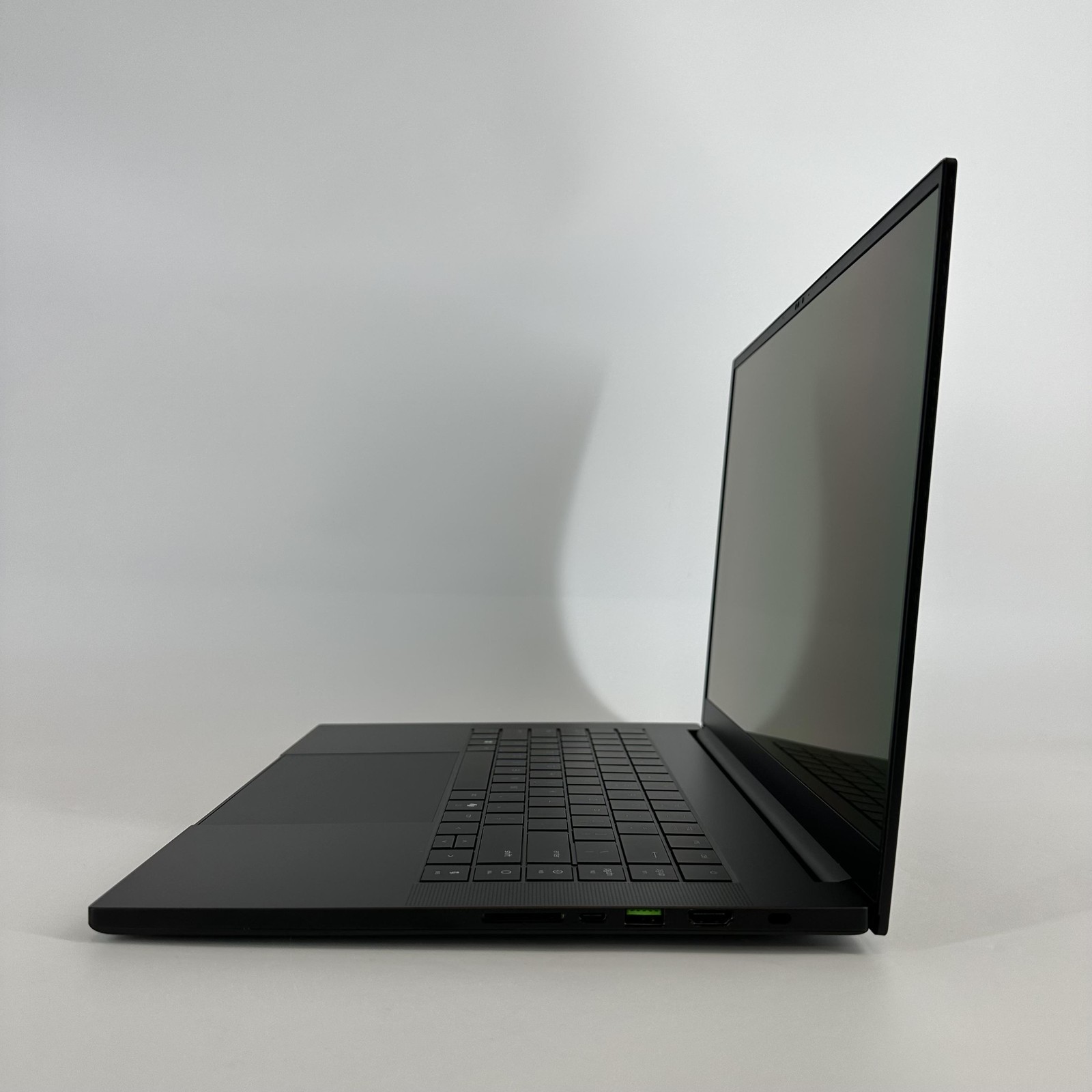 Razer Blade 16 QHD+ 2025 2.0 GHz Ryzen AI 9 365 32GB 1TB SSD RTX 5070 Very Good