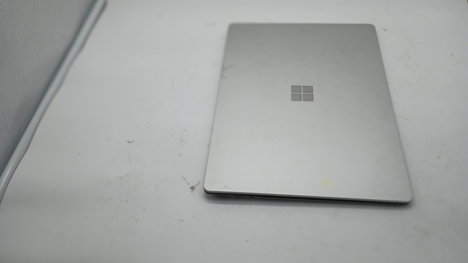 Surface Laptop (No charger). i5 7th gen.8GB.13.5″ 2k Touch.256GB M.2.W11Pro