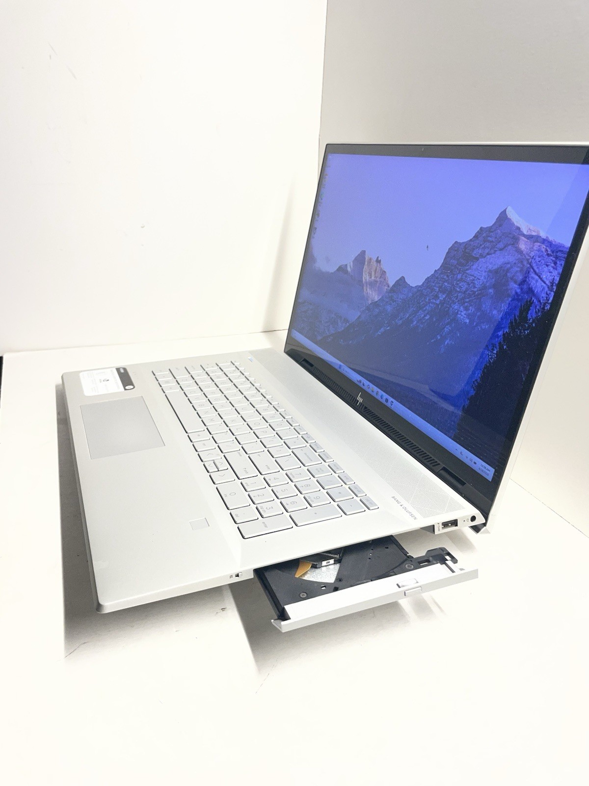 Hp Envy Laptop 17.3 Touchscreen, 500 GB NVMe M.2 SSD , 24 GB RAM, Nvidea 2 GB