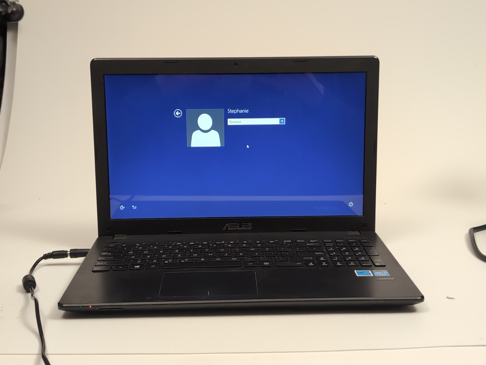 ASUS X551M 15.6 Intel Celeron N2840 @ 2.16GHz 500Gb 4 GB RAM No Power Adapter