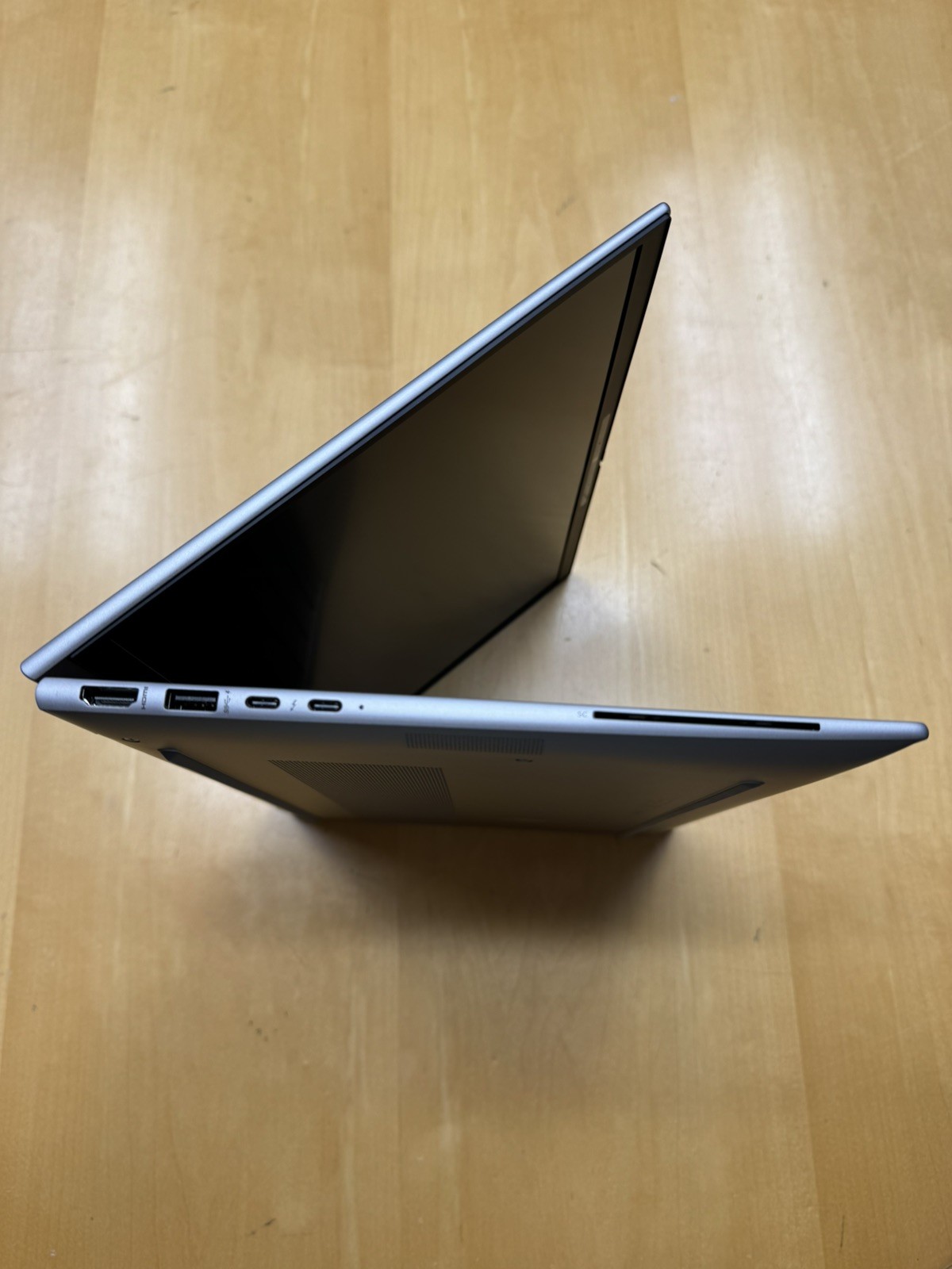 HP ZBook Firefly G10 A 14″ RYZEN 9 PRO 7940HS 1TB 32GB W11P Dreamcolor 120Hz