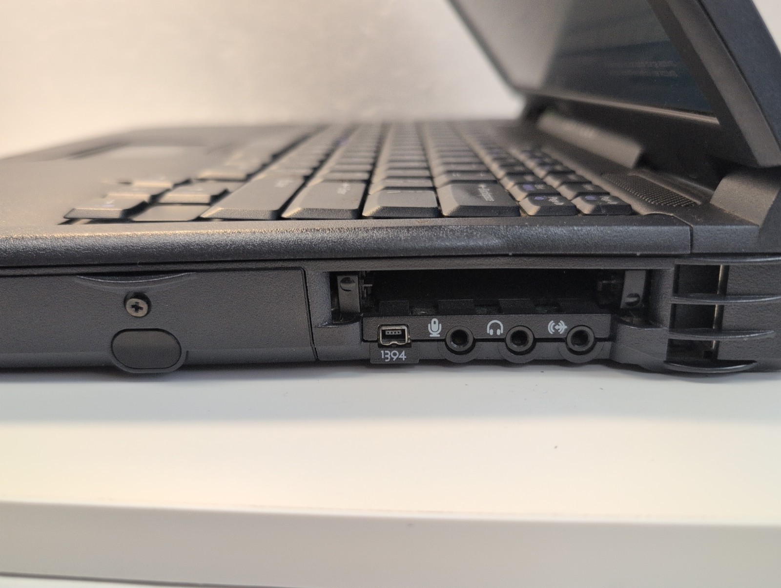🔥NICE Dell Latitude C840 15″ Laptop Pentium4 2.0GHz /1GB RAM /30GB HDD/WinXP –