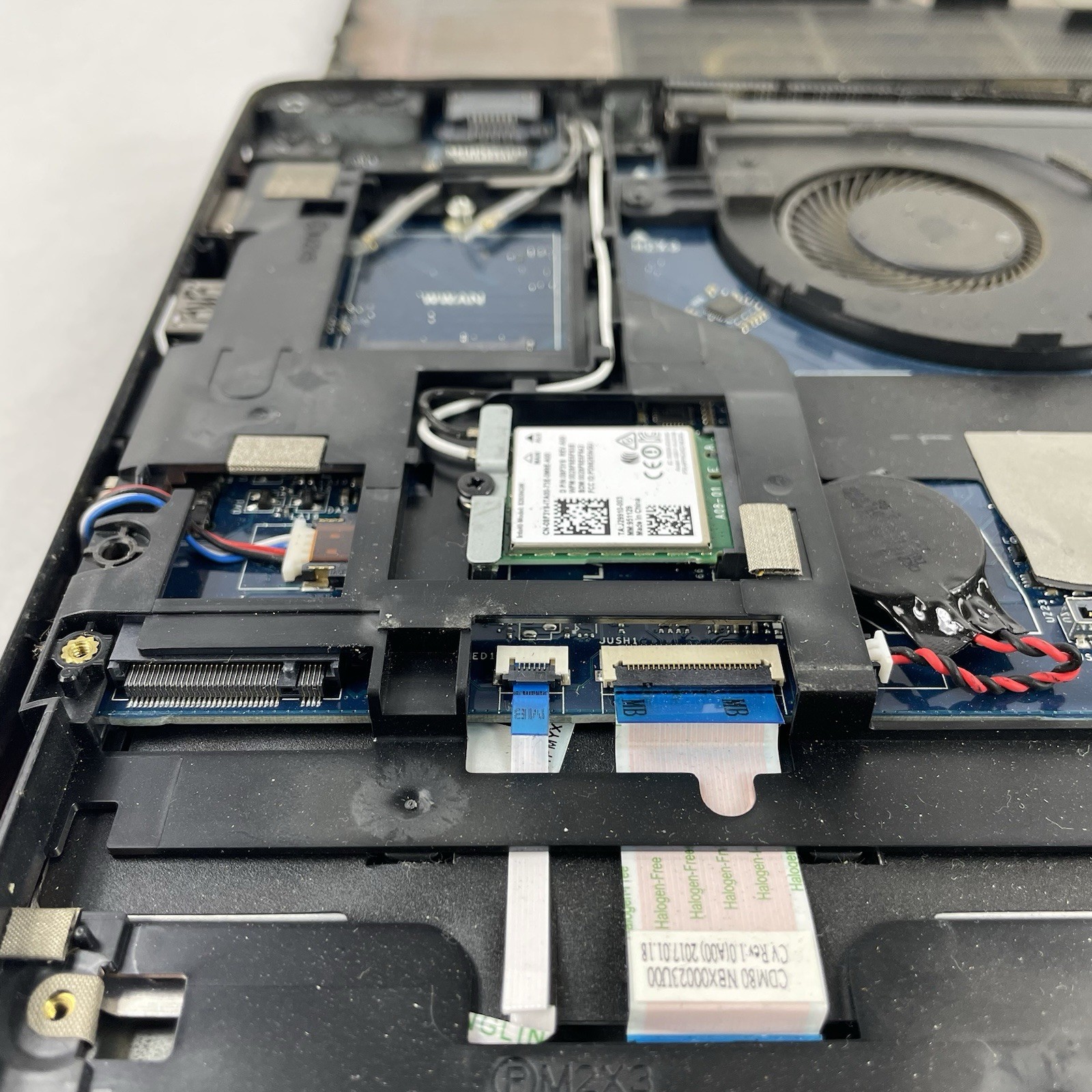 Dell Latitude 5580 15.6″ i5-7300U 2.60 GHz 8 GB RAM No SSD/OS/Batt – Bad Corner