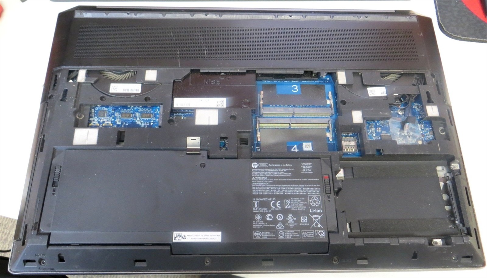 Scratched LCD HP ZBook 17 G5 Laptop Core i7-8850H 2.6GHz 16GB 512GB Quadro P3200