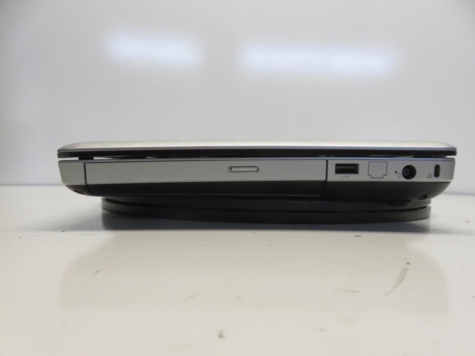 HP G42-230US Laptop AMD Turion 2 P520 2300MHz 4 GB NO HDD No Batt