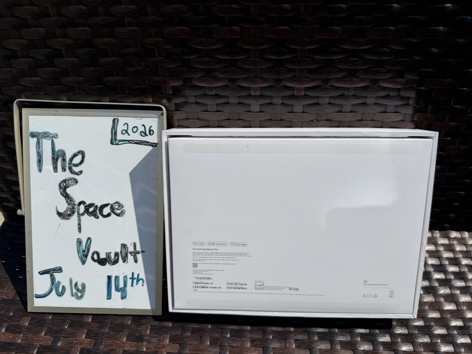 Apple MacBook Pro 14.2″ Apple M5 10-Core 32GB 1TB SSD Silver MJ3E4LL/A 4 cycles
