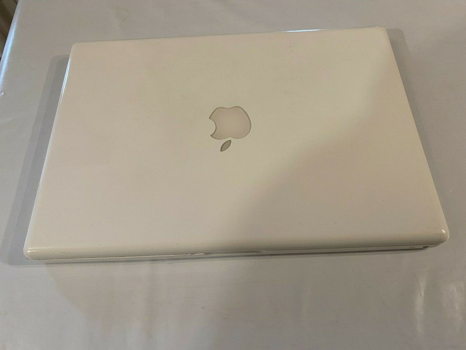 Apple A1181 Intel Dual Core 2.20GHz – 2GB – 128GB HD – HD 13″