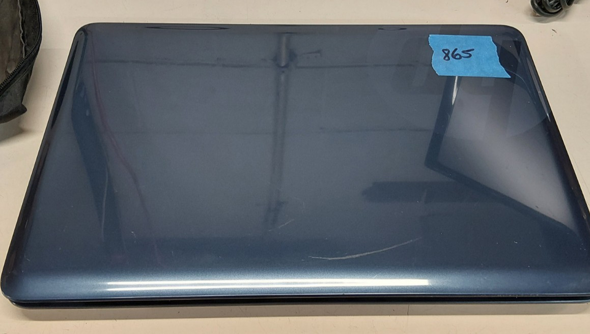HP 2000- Laptop w/ AMD 4 GB #865