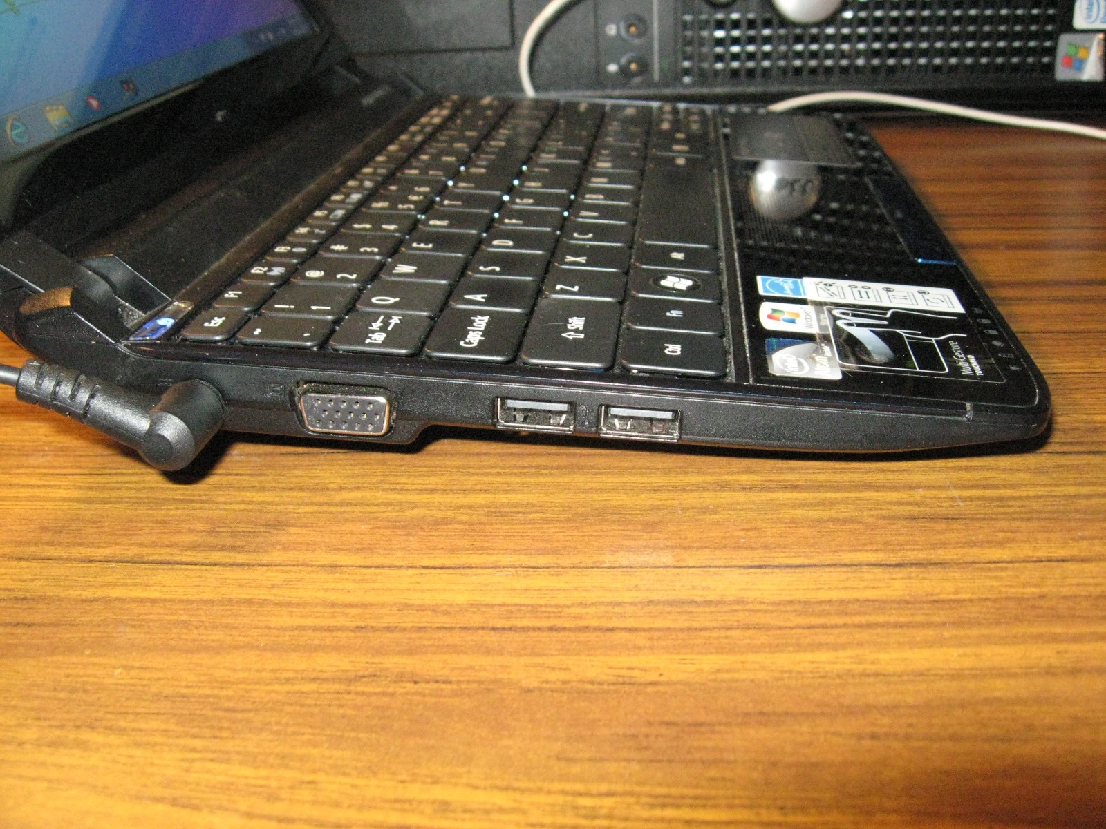 Acer Aspire One 532h Netbook Computer w/ AC Adapter — Excellent Battery