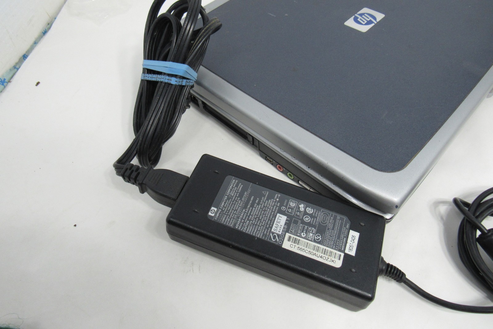 HP Laptop Pavillion ZE4400 Powers On WIndows XP Includes Power Cable