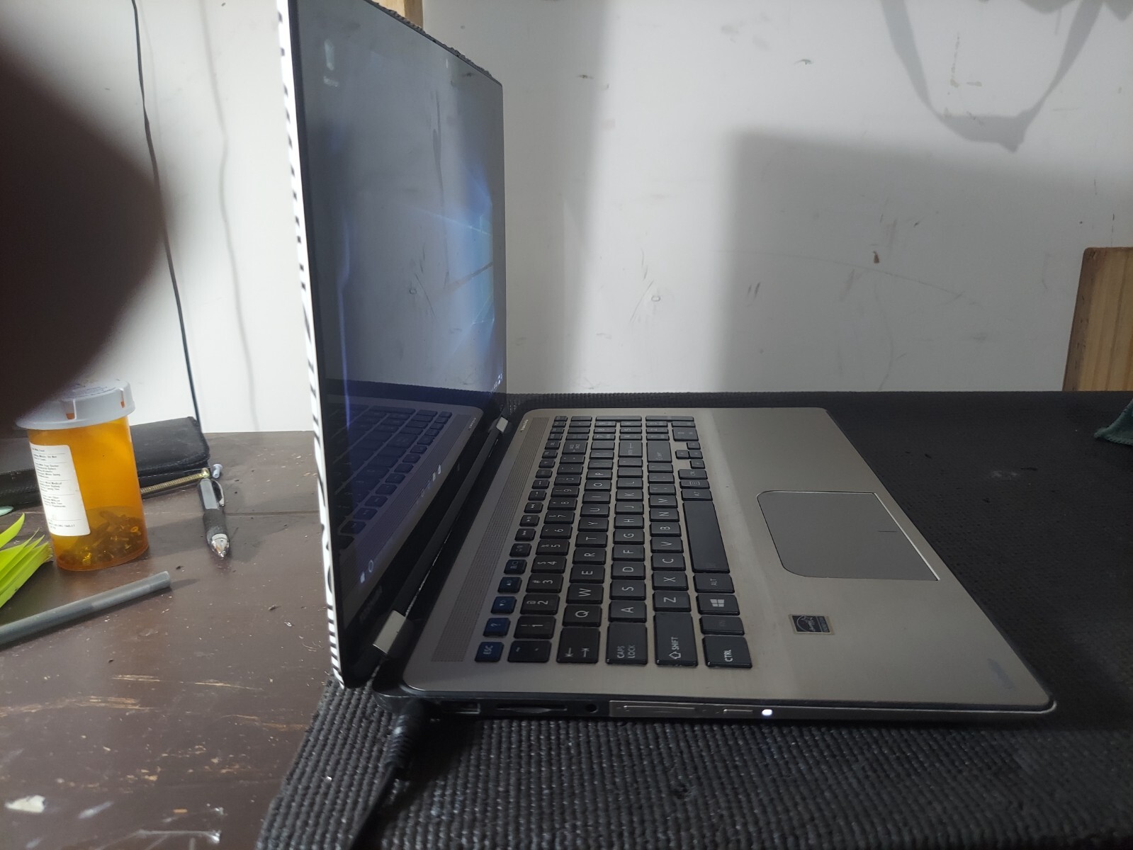 TOSHIBA Satellite Radius P55W-B i7-5500U 8GB 1TB Win10 Screen has bubbles “ASIS”