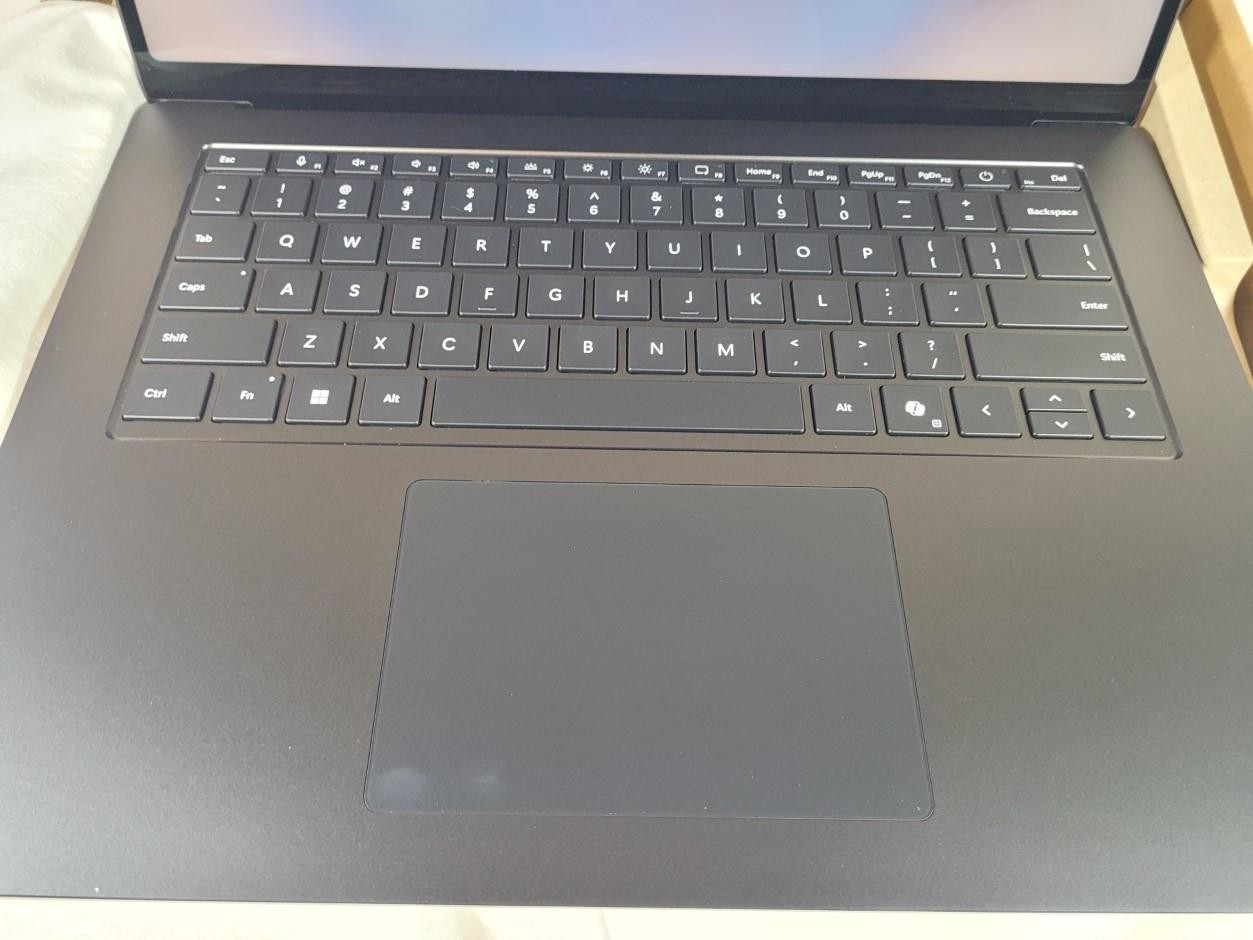 Microsoft Surface 15″ Copilot+ Laptop 7th Edition PixelSense Flow Display – 1TB